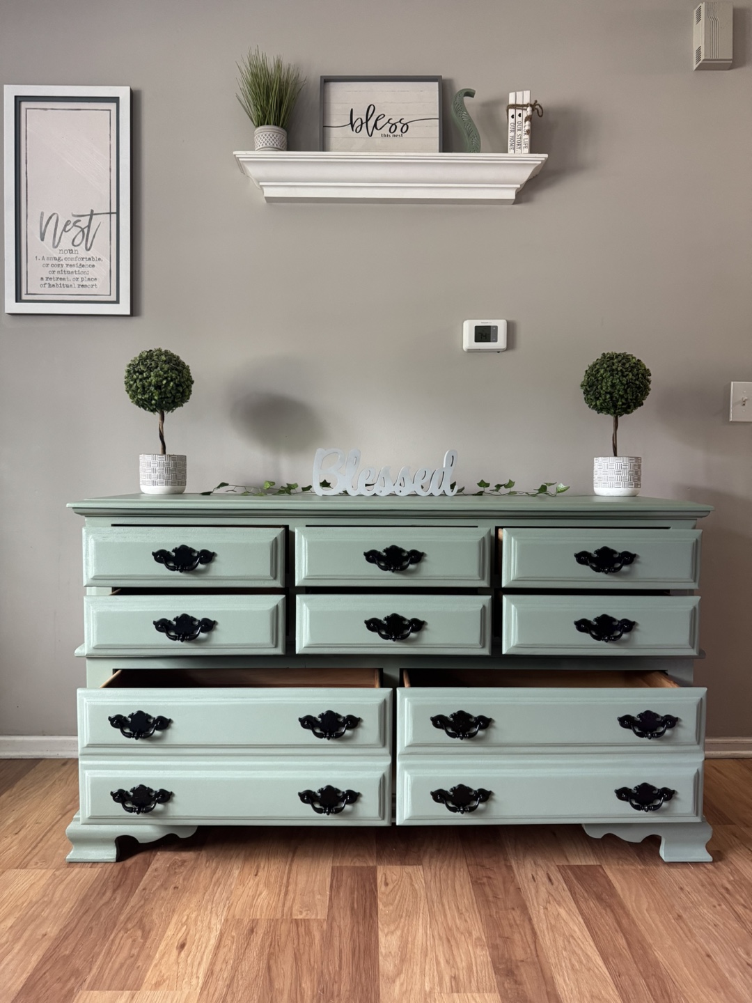 ✨💚Gorgeous solid wood dresser💚✨ - photo 2