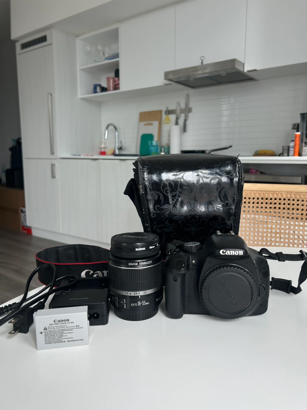 Canon EOS 550D + Canon EF-S 18-55mm IS Lens Kit