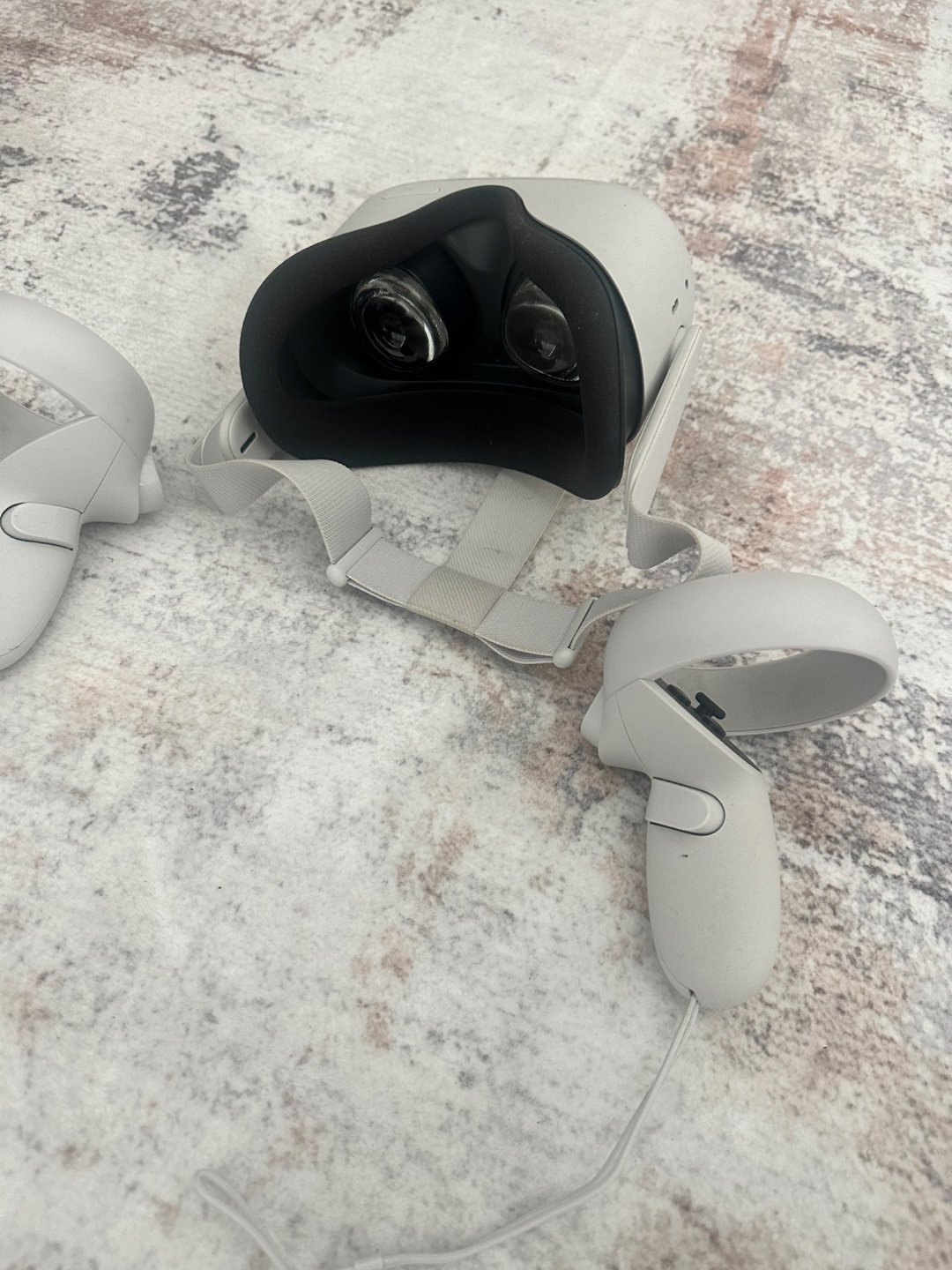 Oculus Quest 2 - photo 2