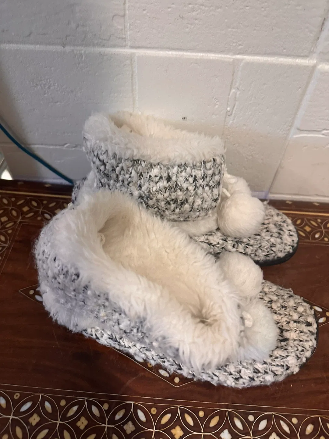 Slippers - Size M (6 1/2-7 1/2) image indicator(3)