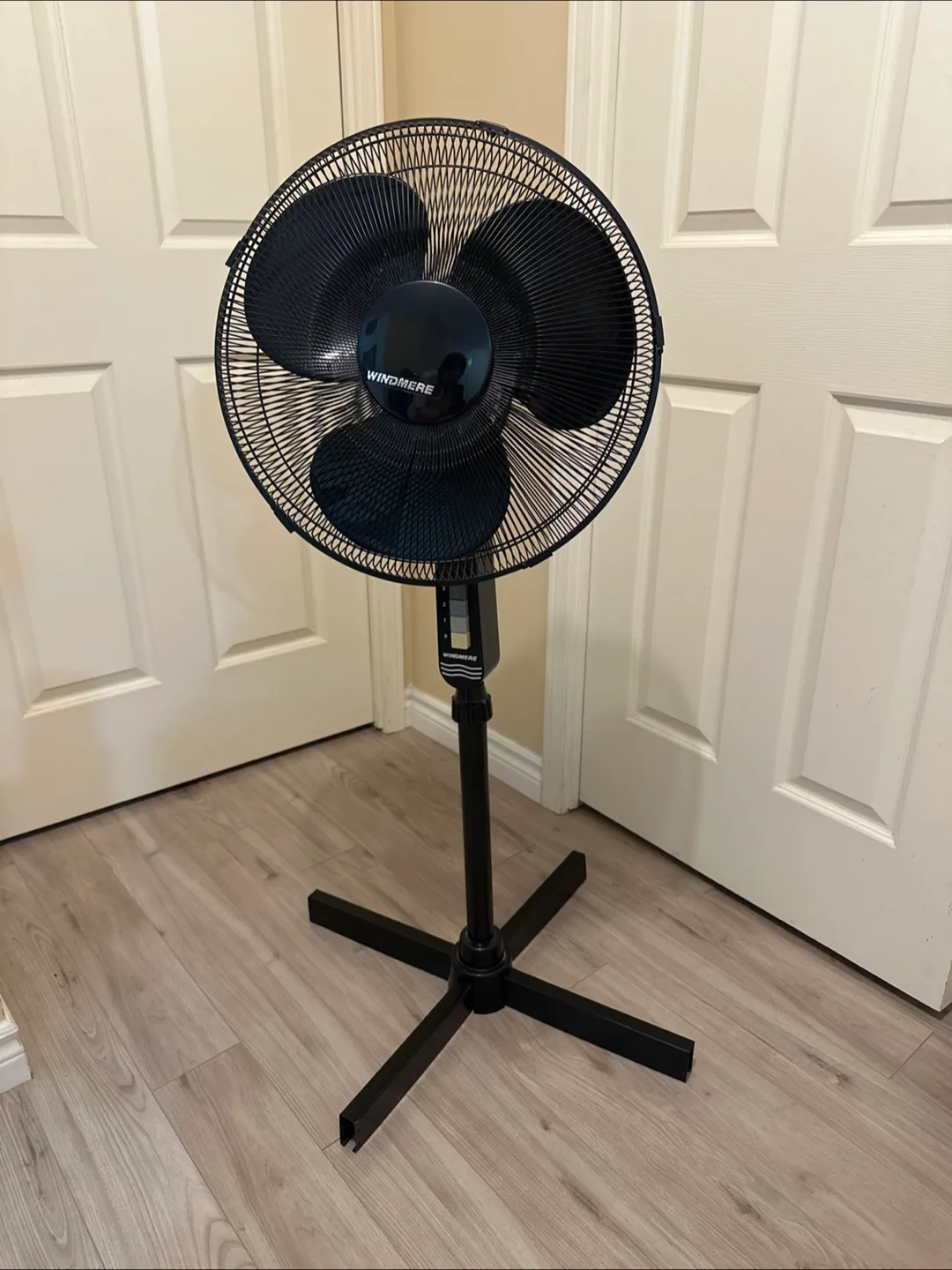 Windmere 16 Inch Oscillating Standing Fan thumbnail
