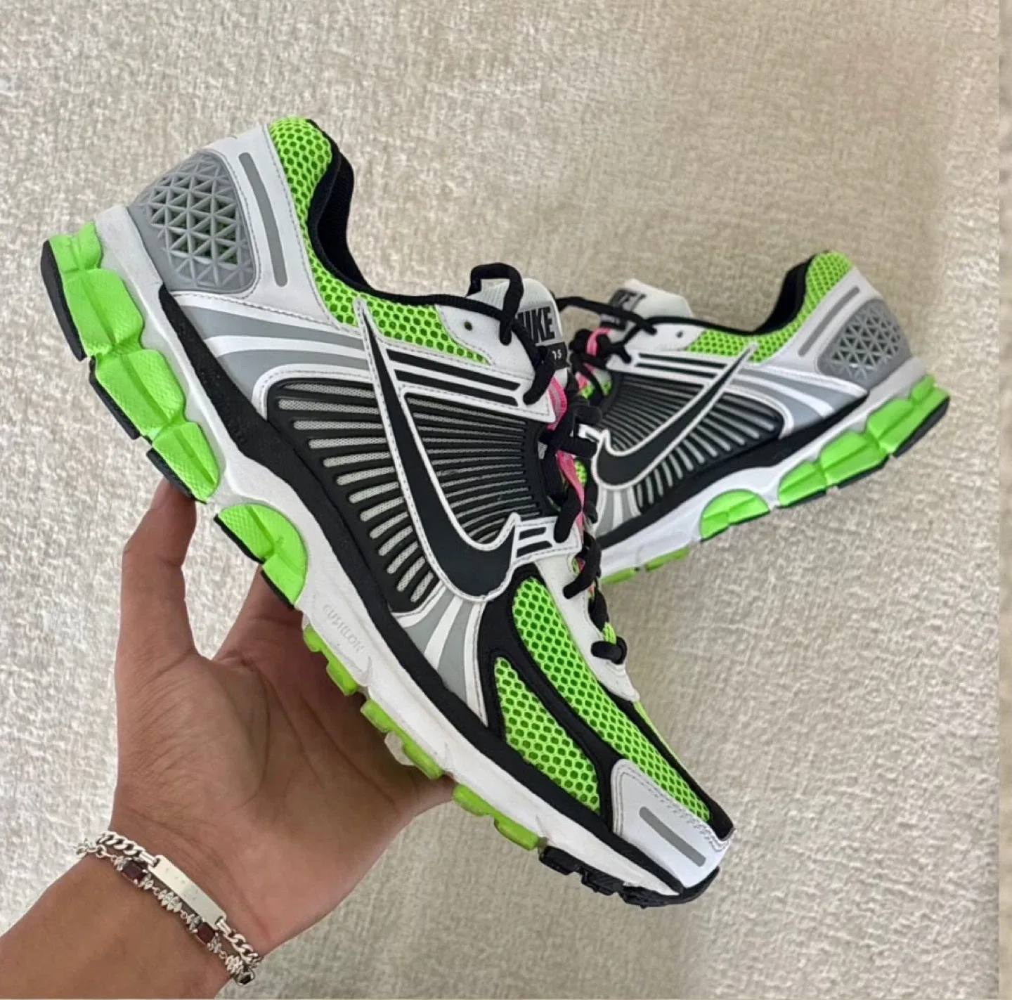 NIKE VOMERO 5 "ELECTRIC GREEN" SIZE 11 image indicator(2)