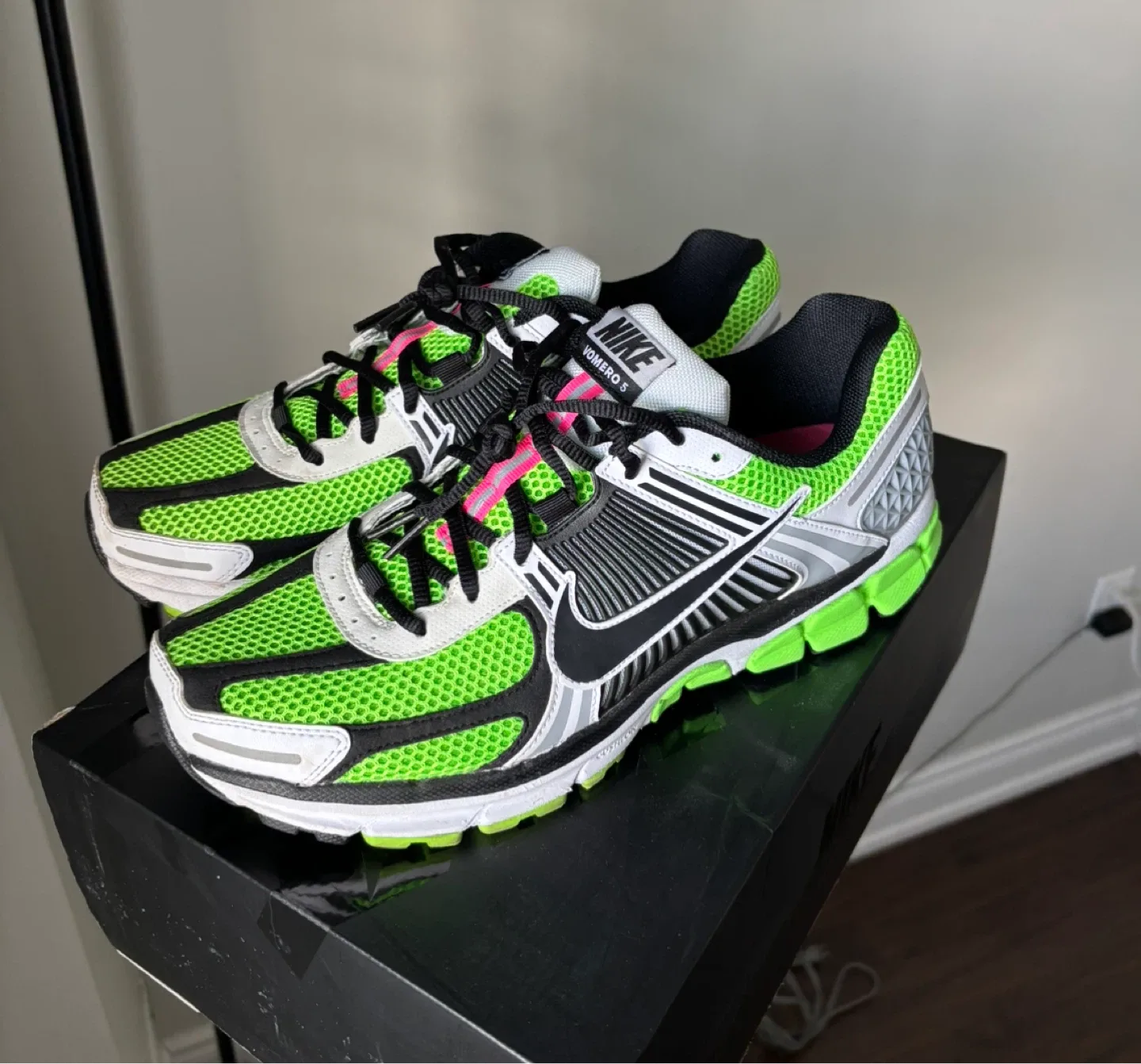 NIKE VOMERO 5 "ELECTRIC GREEN" SIZE 11 image indicator(3)