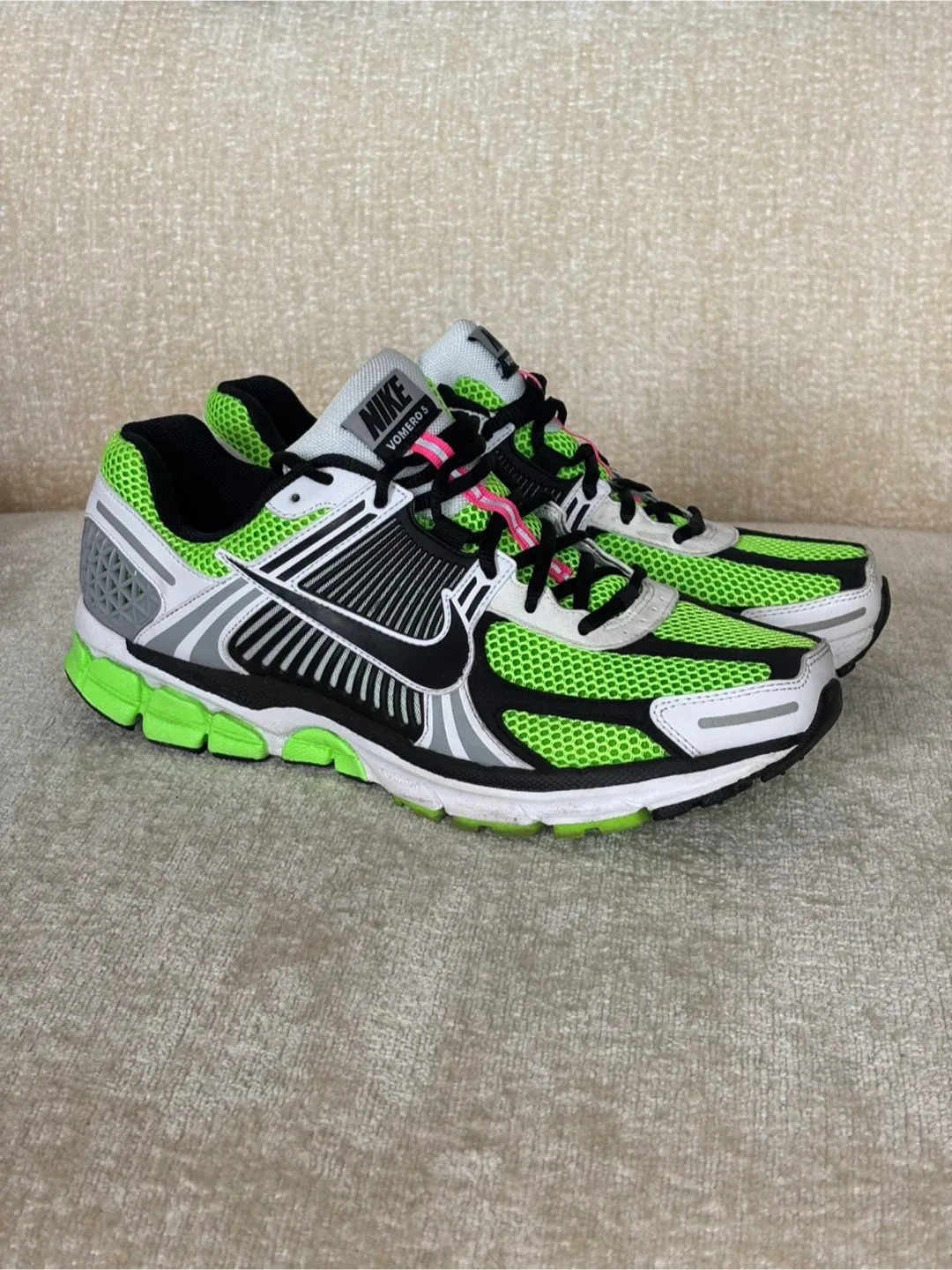 NIKE VOMERO 5 "ELECTRIC GREEN" SIZE 11 image indicator(2)