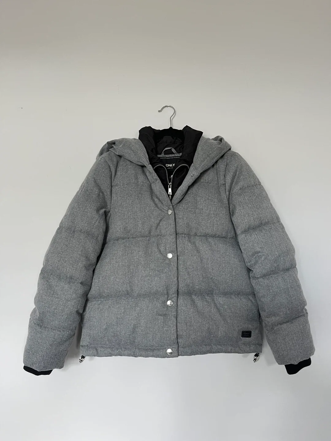Women’s Grey Puffer Jacket Barely Worn thumbnail