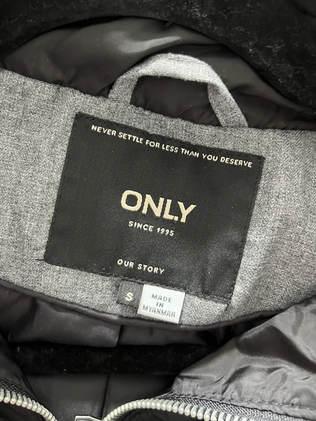 Women’s Grey Puffer Jacket Barely Worn - photo 4