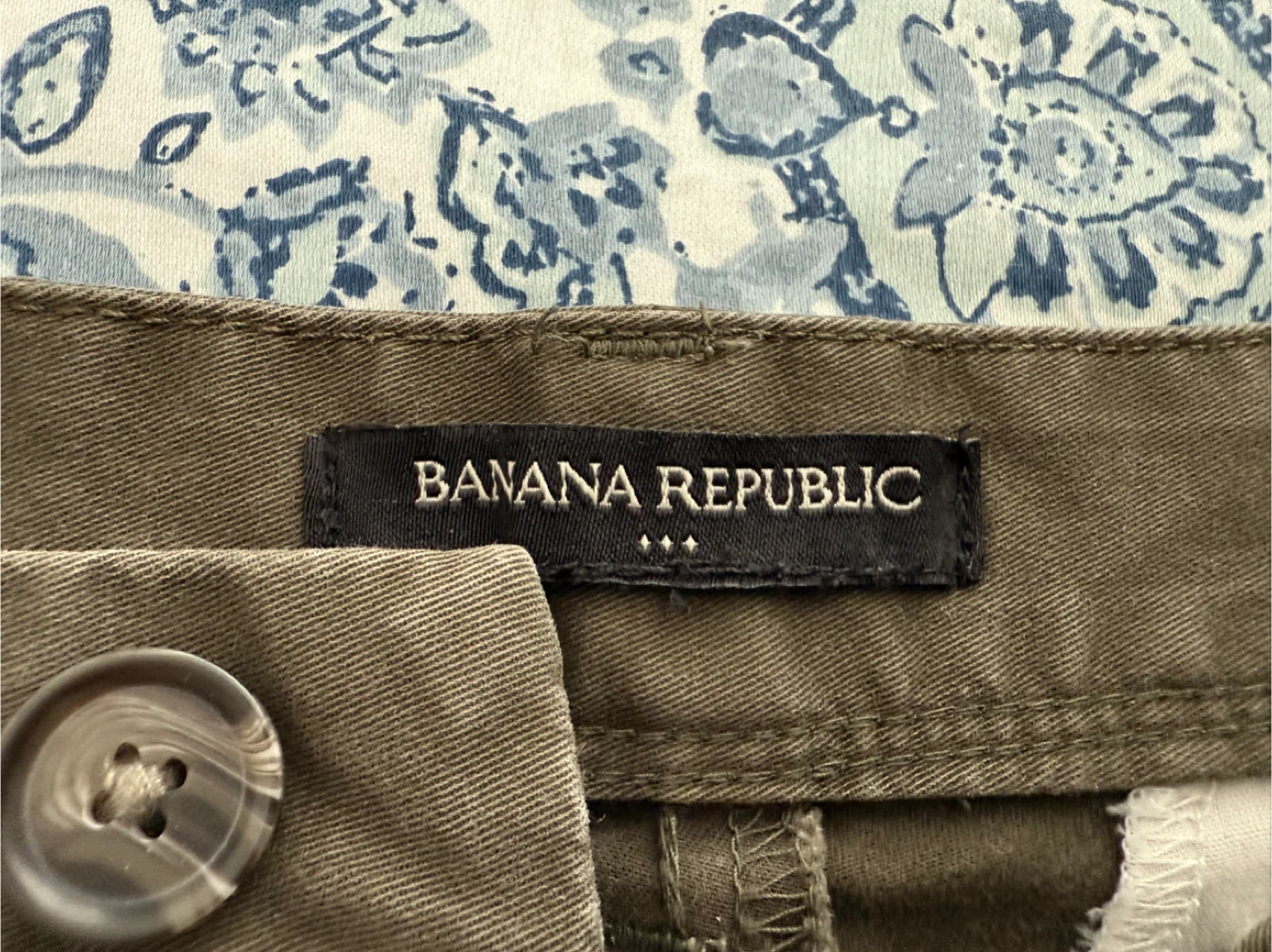 Banana Republic Olive Shorts - Size 6 - photo 2