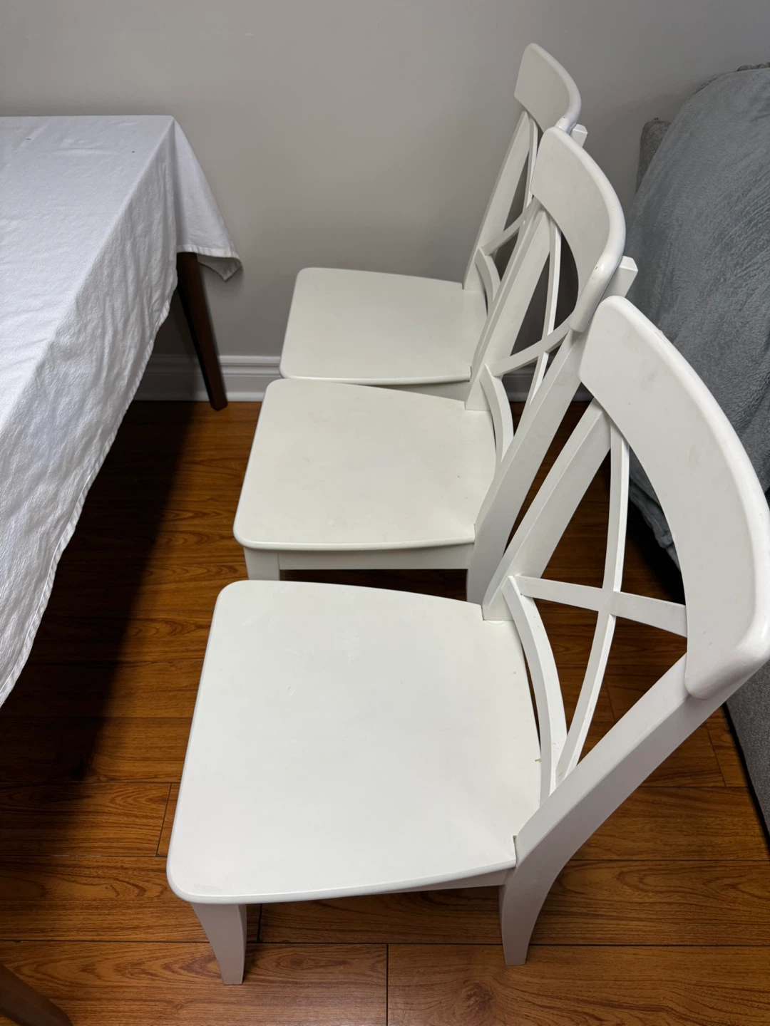 Dining Table with 6 White Chairs 59 1/2 x35 1/2 - photo 5