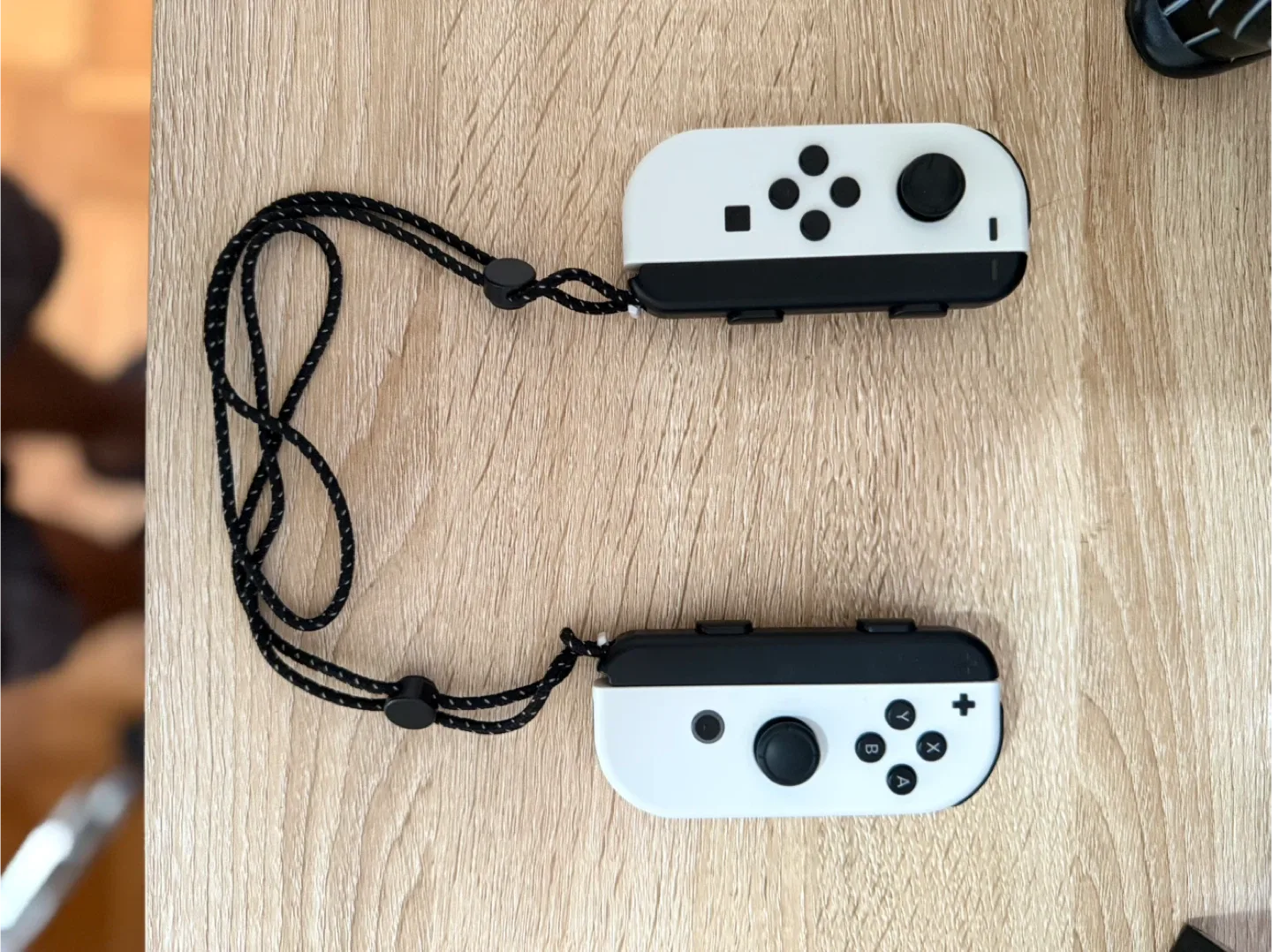 Nintendo Switch Joy-Cons - White/Black image indicator(2)