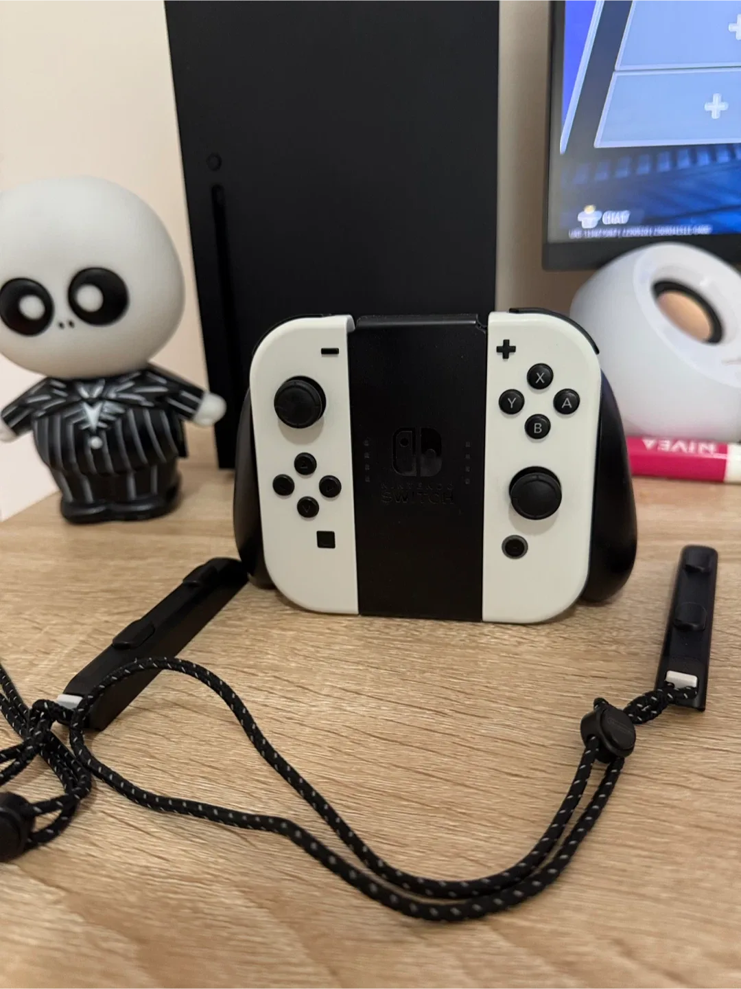 Nintendo Switch Joy-Cons - White/Black thumbnail