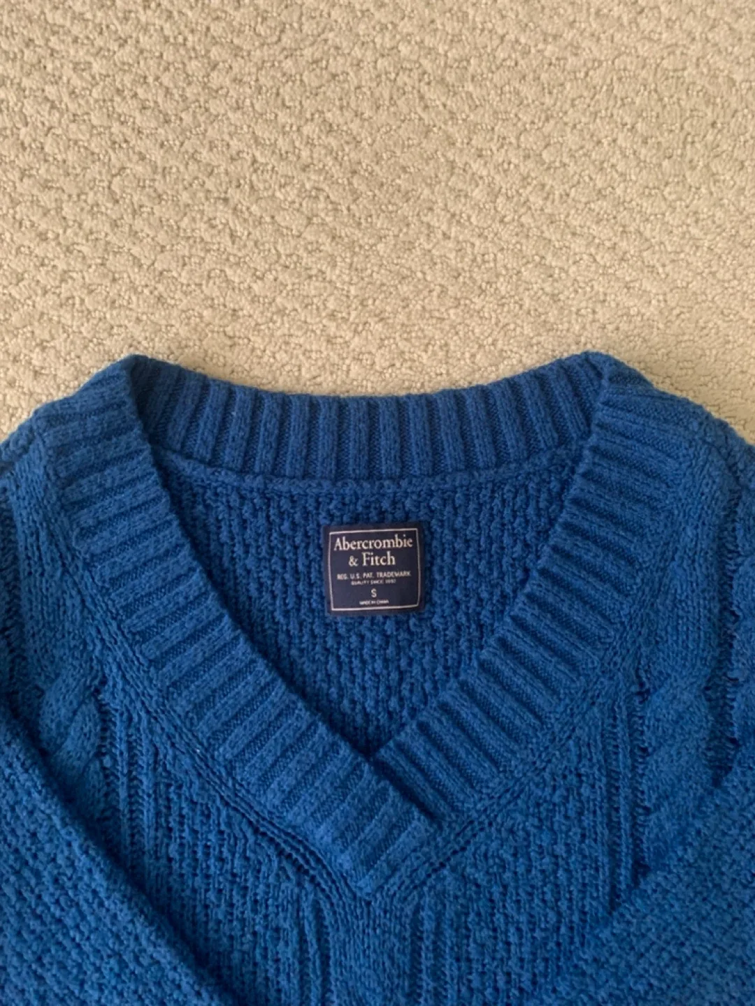 Abercrombie & Fitch Blue V-Neck Sweater - Size S image indicator(2)