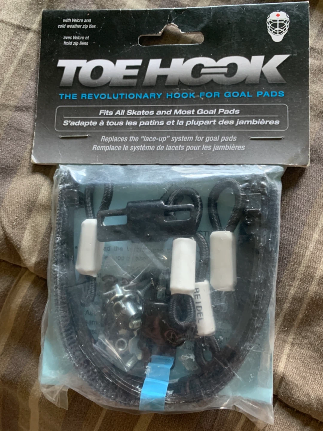 Toe hooks for goalie pads