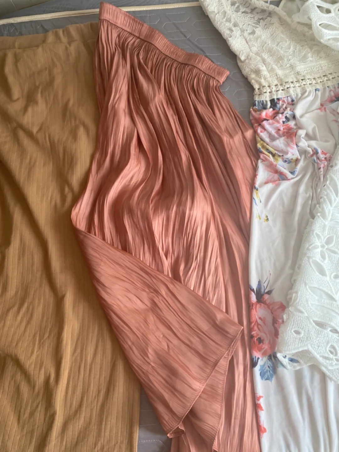 Assorted Women's Clothing Lot (5each) image indicator(3)