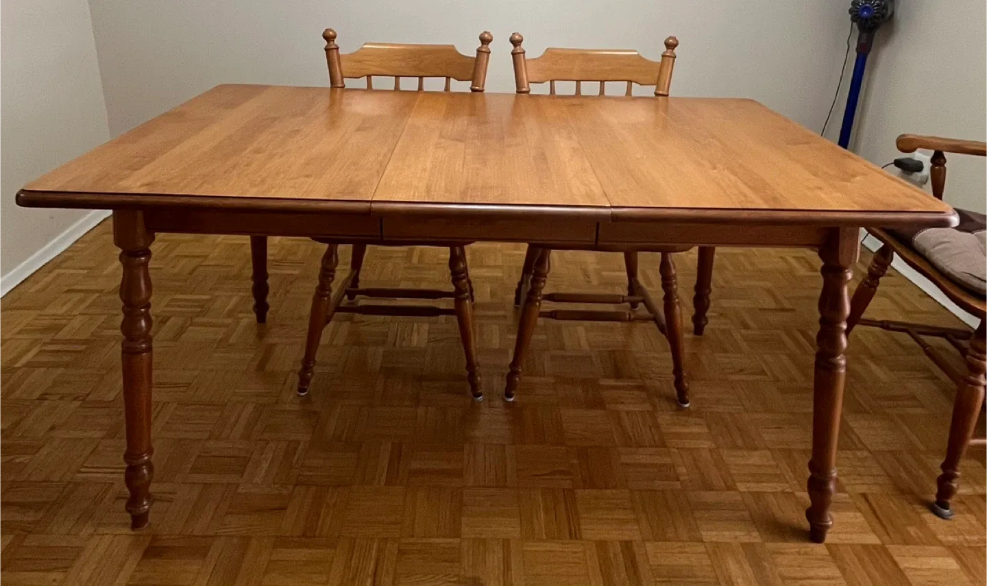 Roxton Dining Room Table Set image indicator(3)