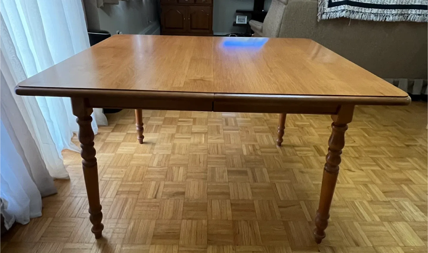 Roxton Dining Room Table Set image indicator(2)