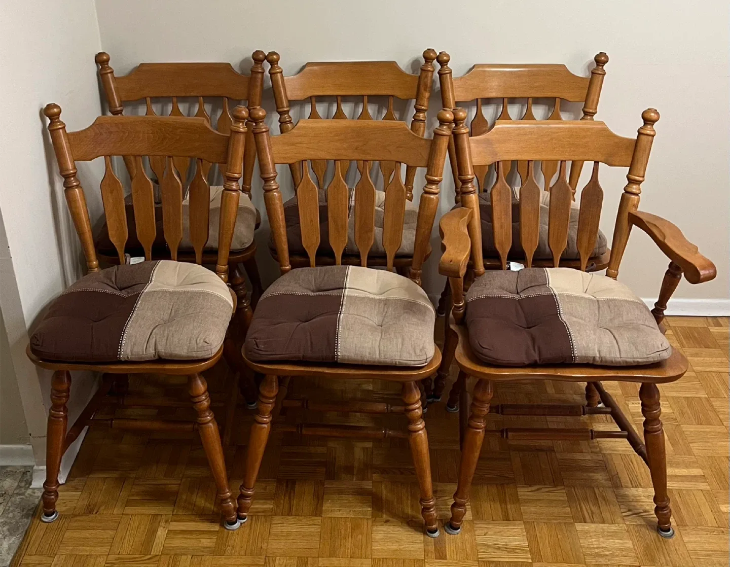 Roxton Dining Room Table Set image indicator(4)