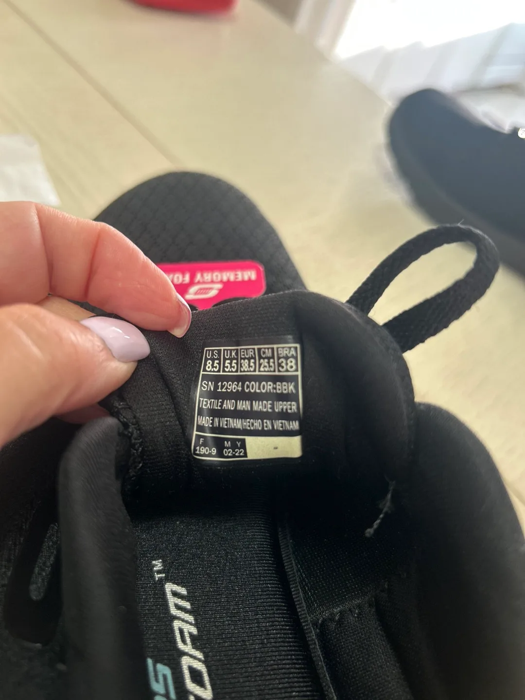 🥕 Skechers Memory Foam Black Shoes - Size 8.5 image indicator(3)