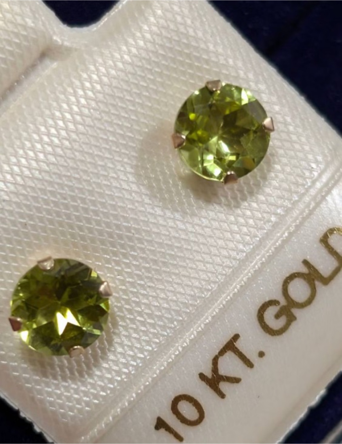 10KT Gold Peridot Stud Earrings - photo 2