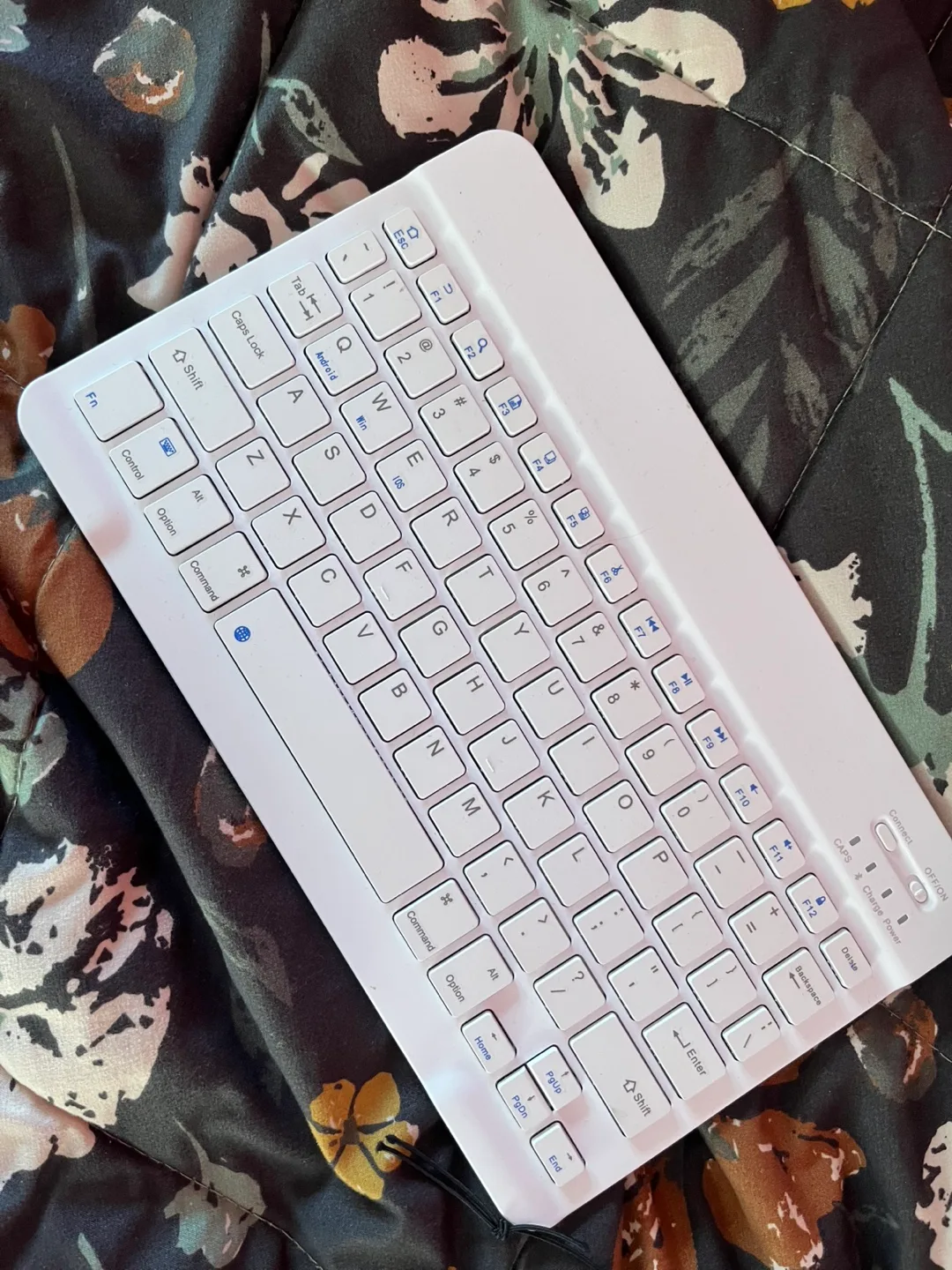 White Wireless Keyboard and Mouse Combo image indicator(2)