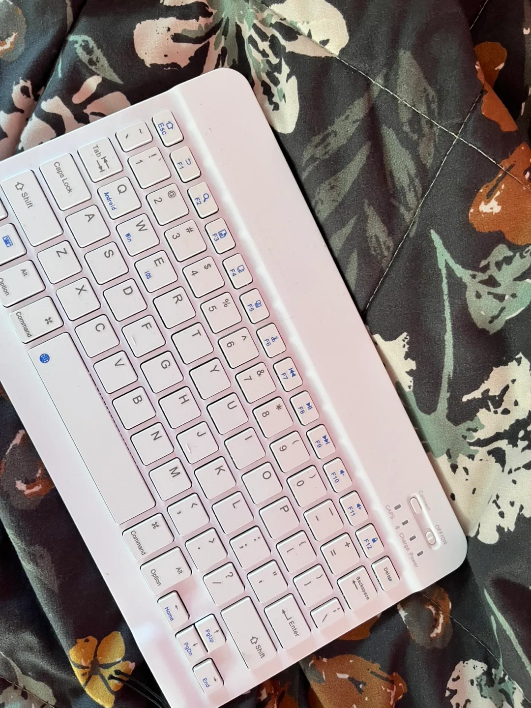 White Wireless Keyboard and Mouse Combo image indicator(3)