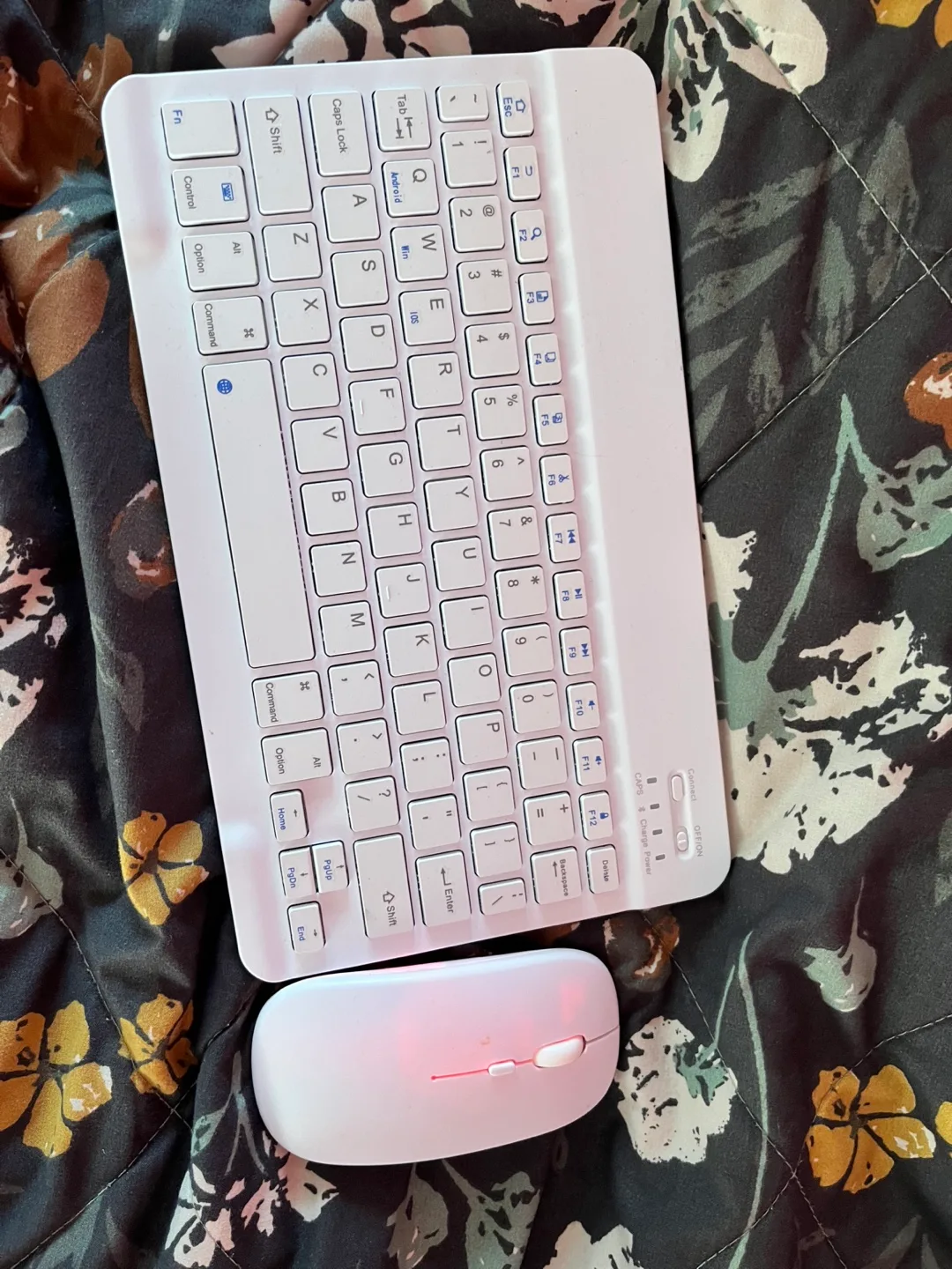White Wireless Keyboard and Mouse Combo image indicator(4)