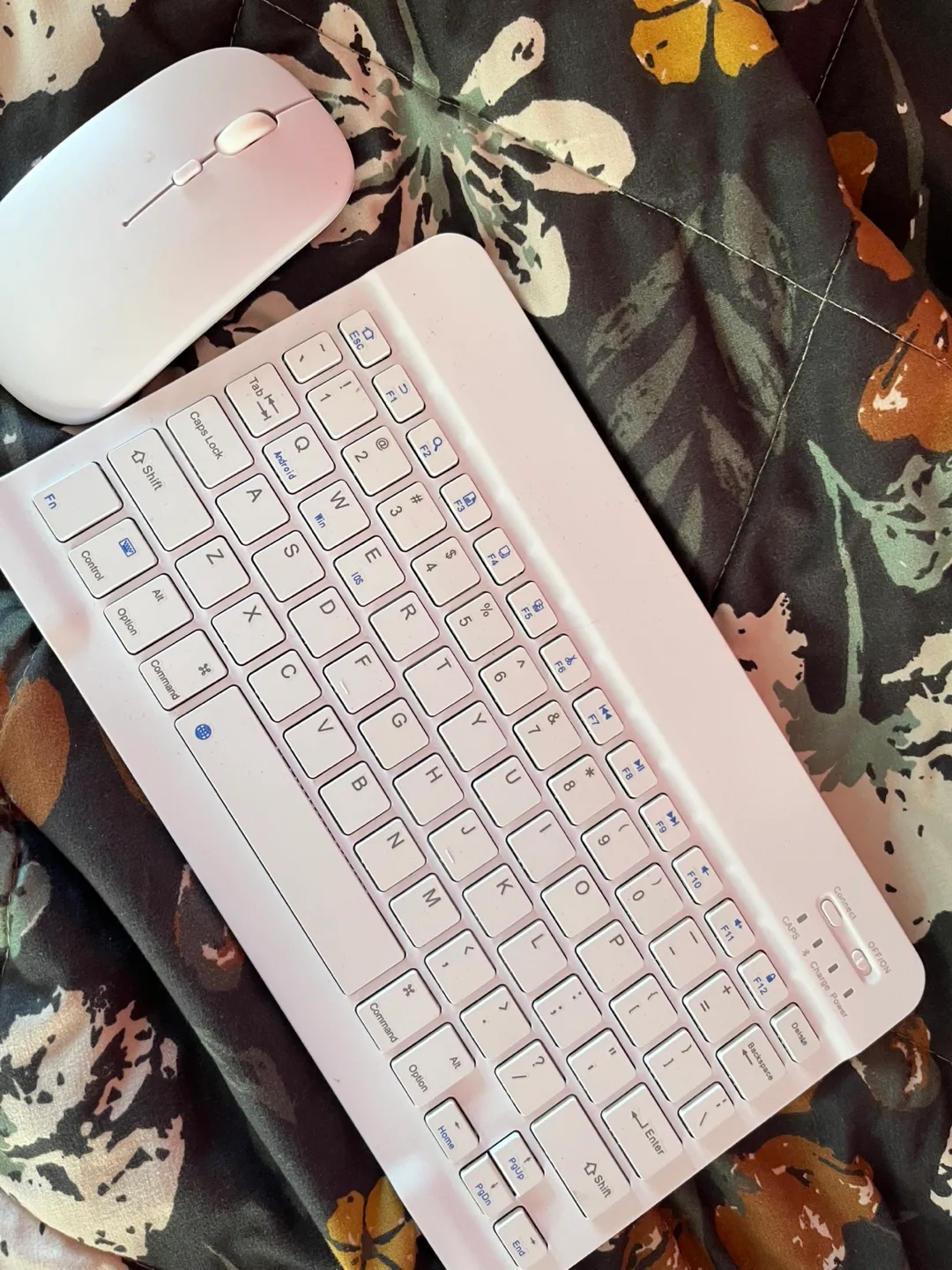 White Wireless Keyboard and Mouse Combo image indicator(5)