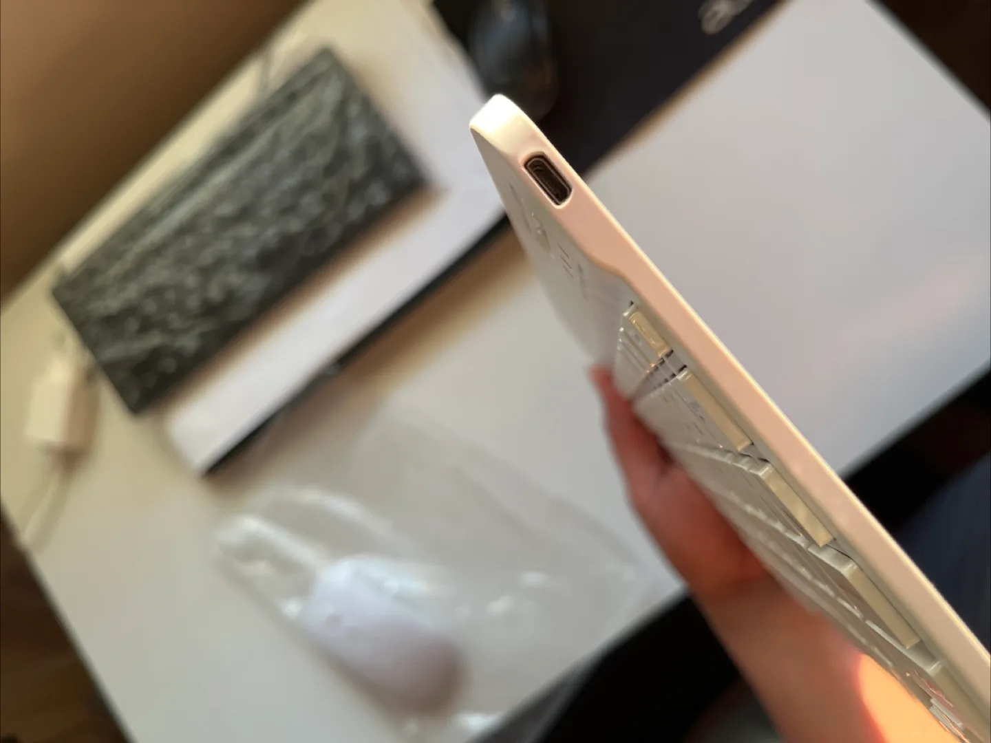 White Wireless Keyboard and Mouse Combo image indicator(6)