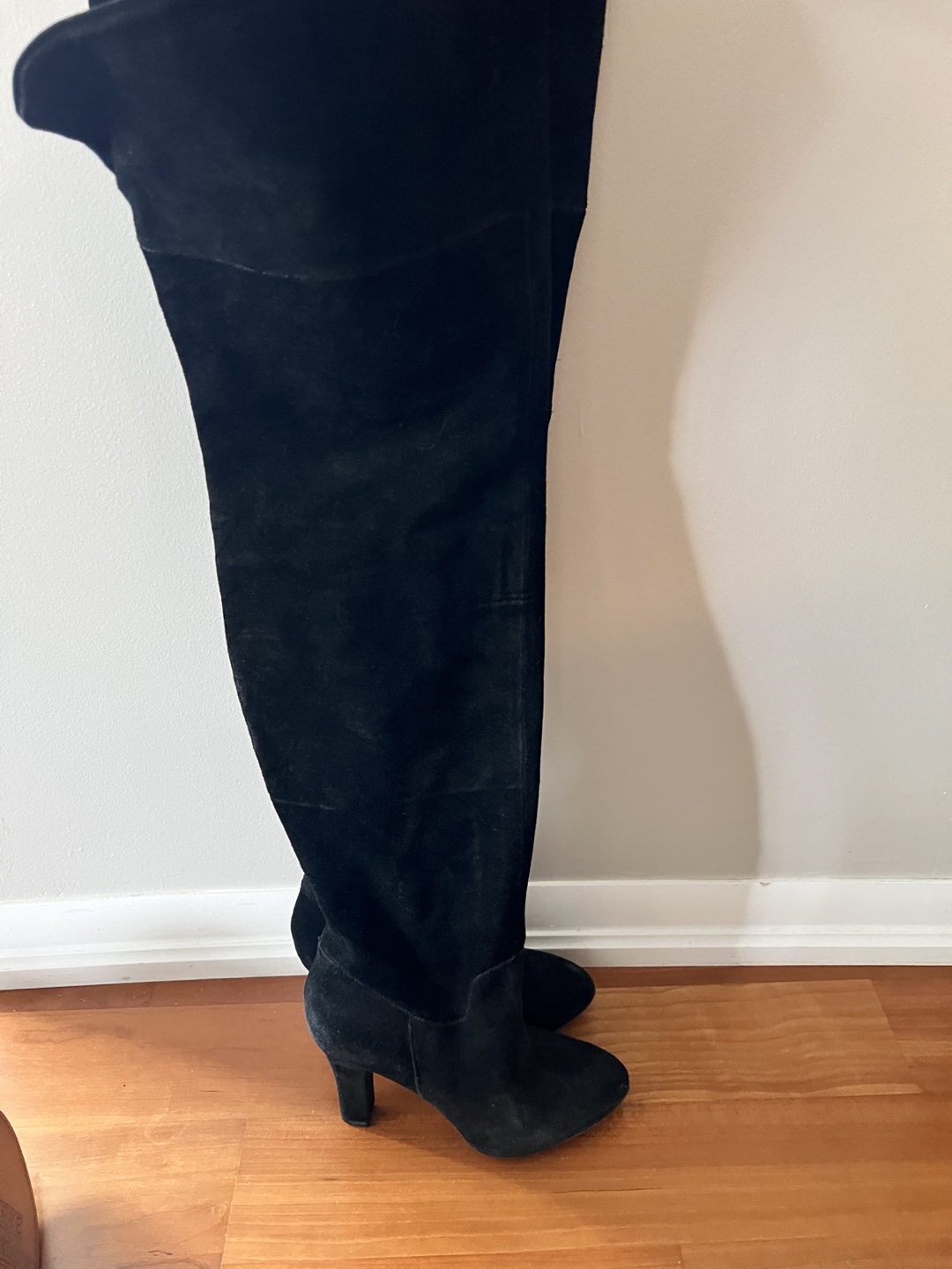 New- never worn Geox Black Suede -  Size 6.5 Boots - photo 2