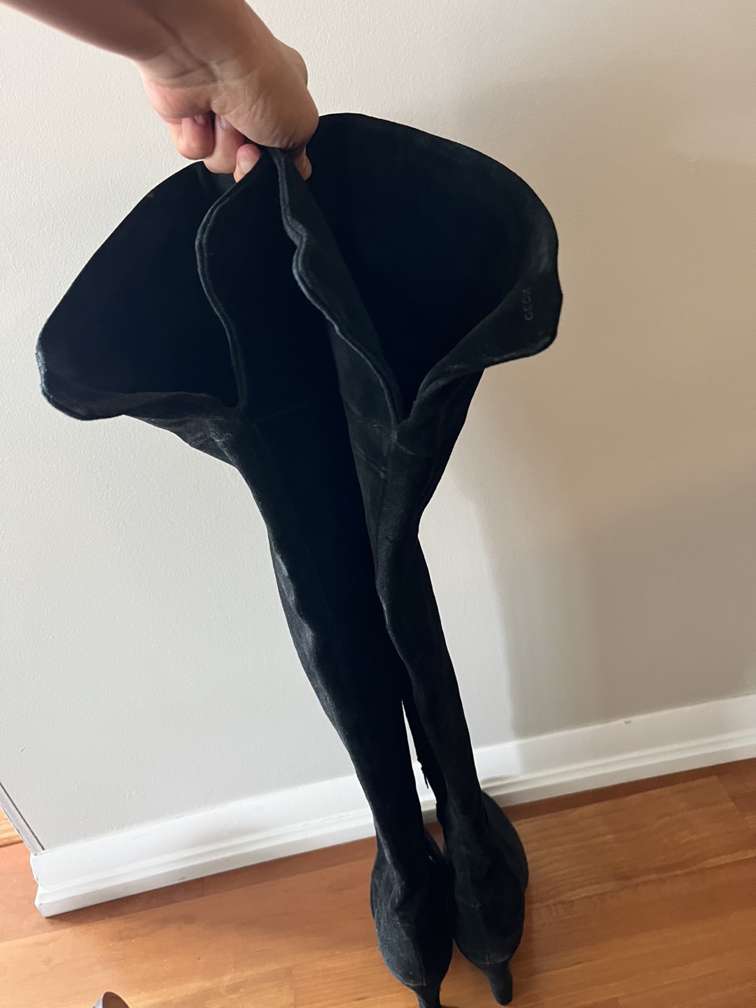 New- never worn Geox Black Suede -  Size 6.5 Boots - photo 4