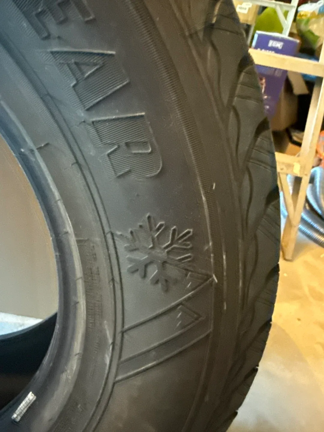 Goodyear WinterCommand Tire 275/65R18 image indicator(4)