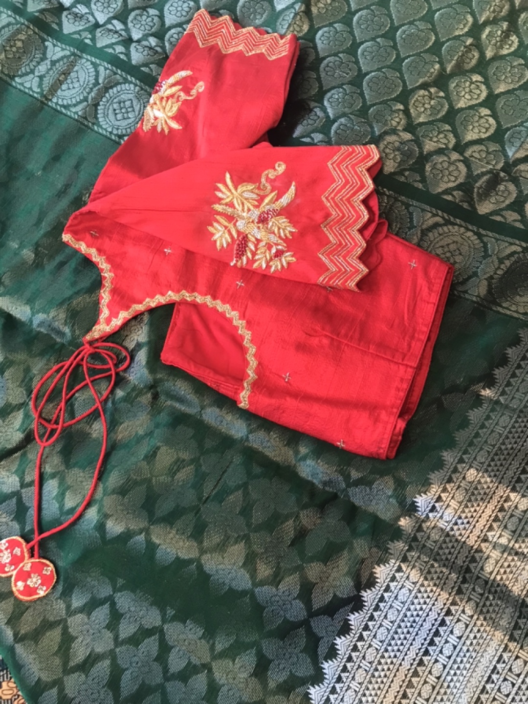 Red Embroidered Blouse & Green Saree Set - photo 4