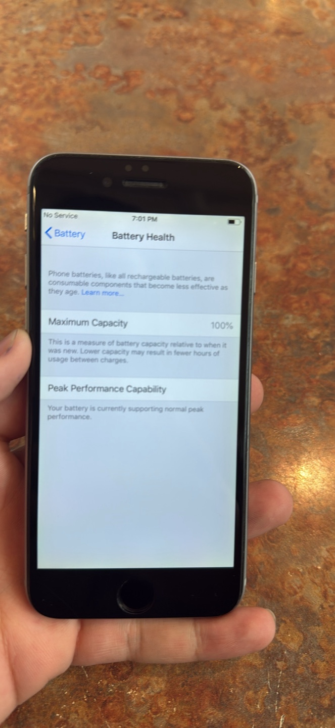 iPhone 6 - Like New Condition - photo 2