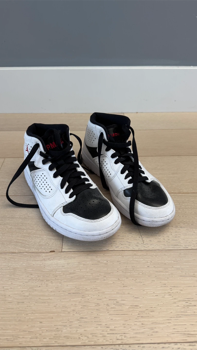 Nike Air Jordan 1 Mid - Youth Size 6Y