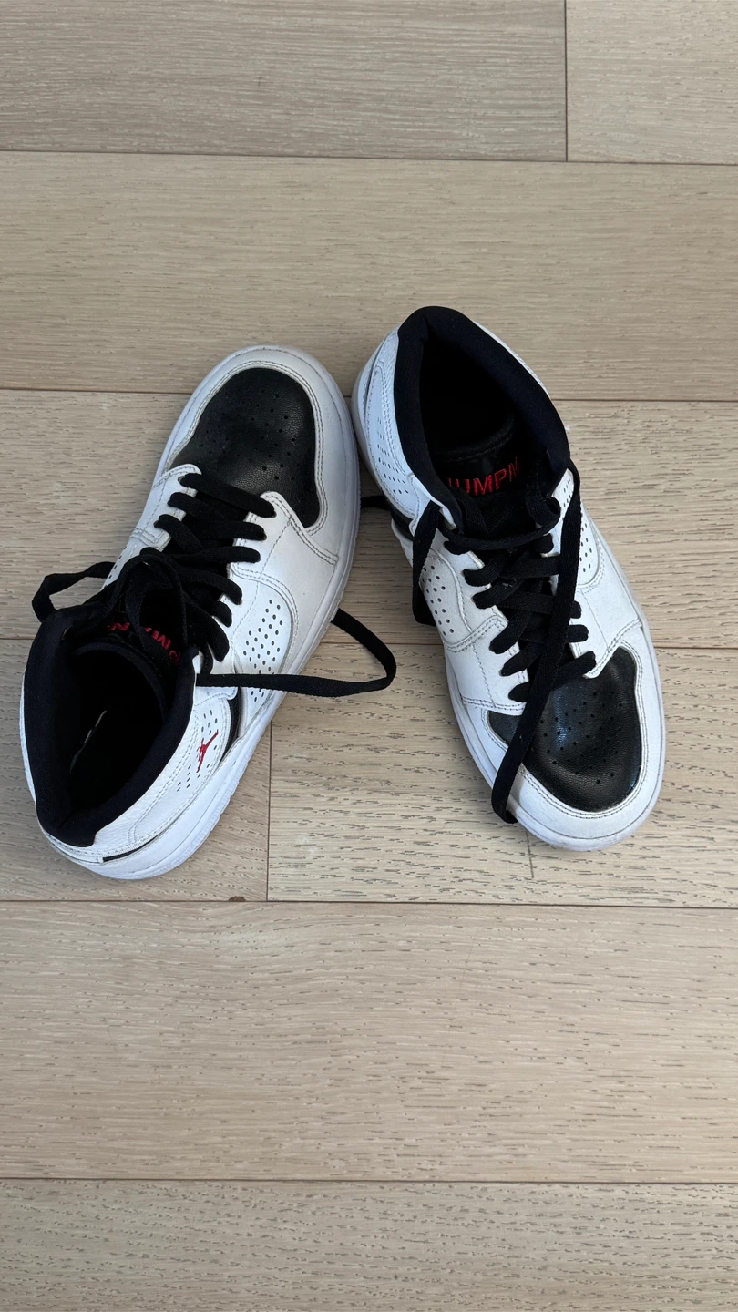Nike Air Jordan 1 Mid - Youth Size 6Y - photo 2