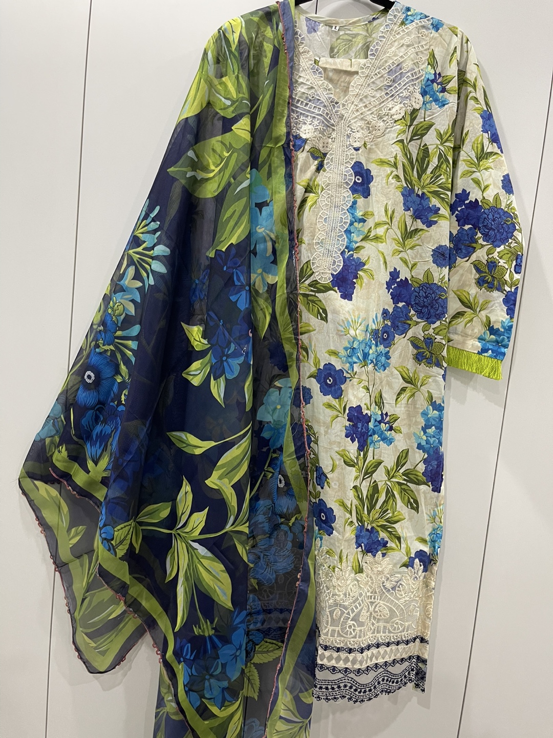 Beautiful lawn 3 piece Dress for sale - photo 5