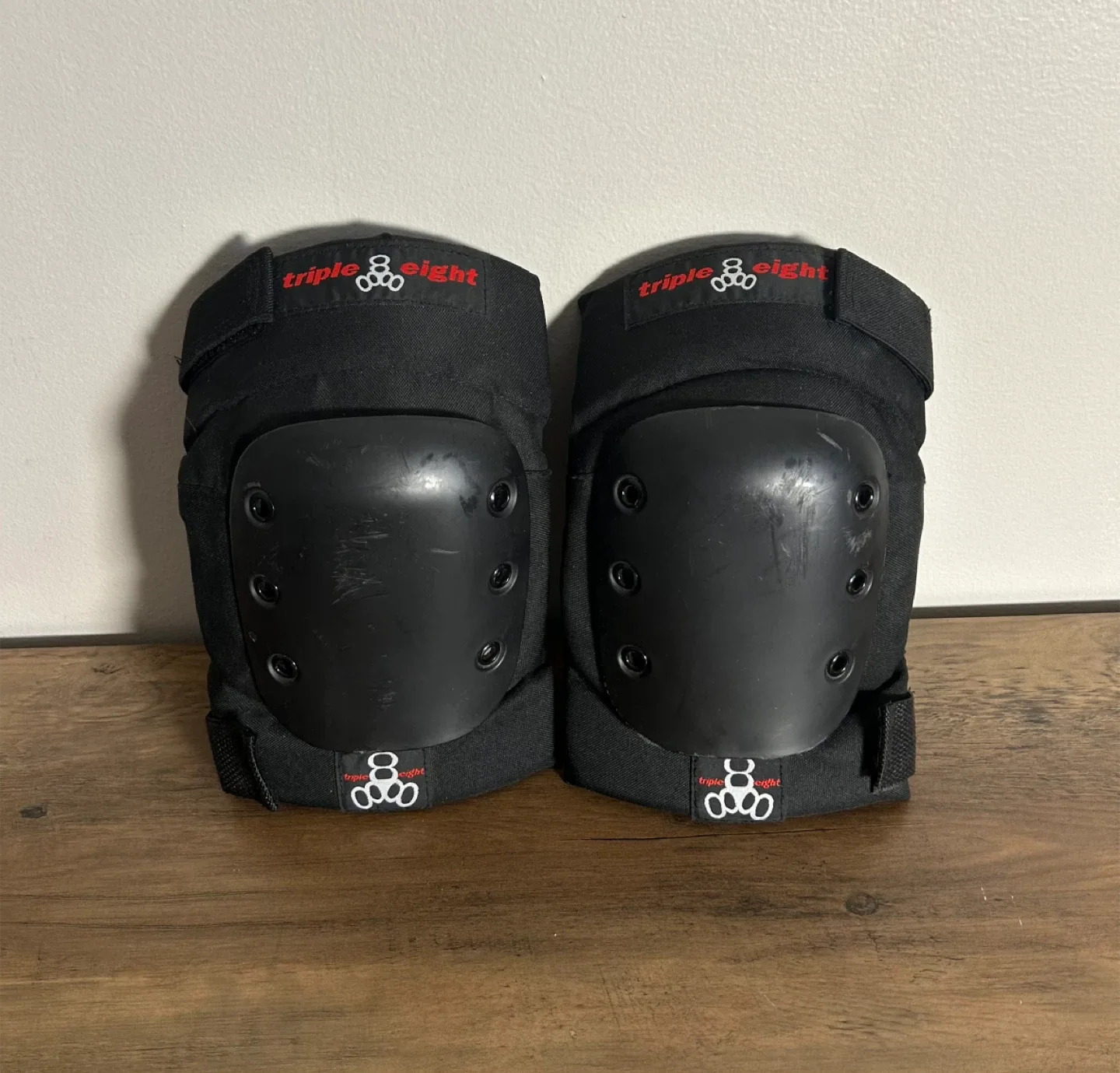 Skateboarding Knee Pads - Act Before Its Gone! thumbnail