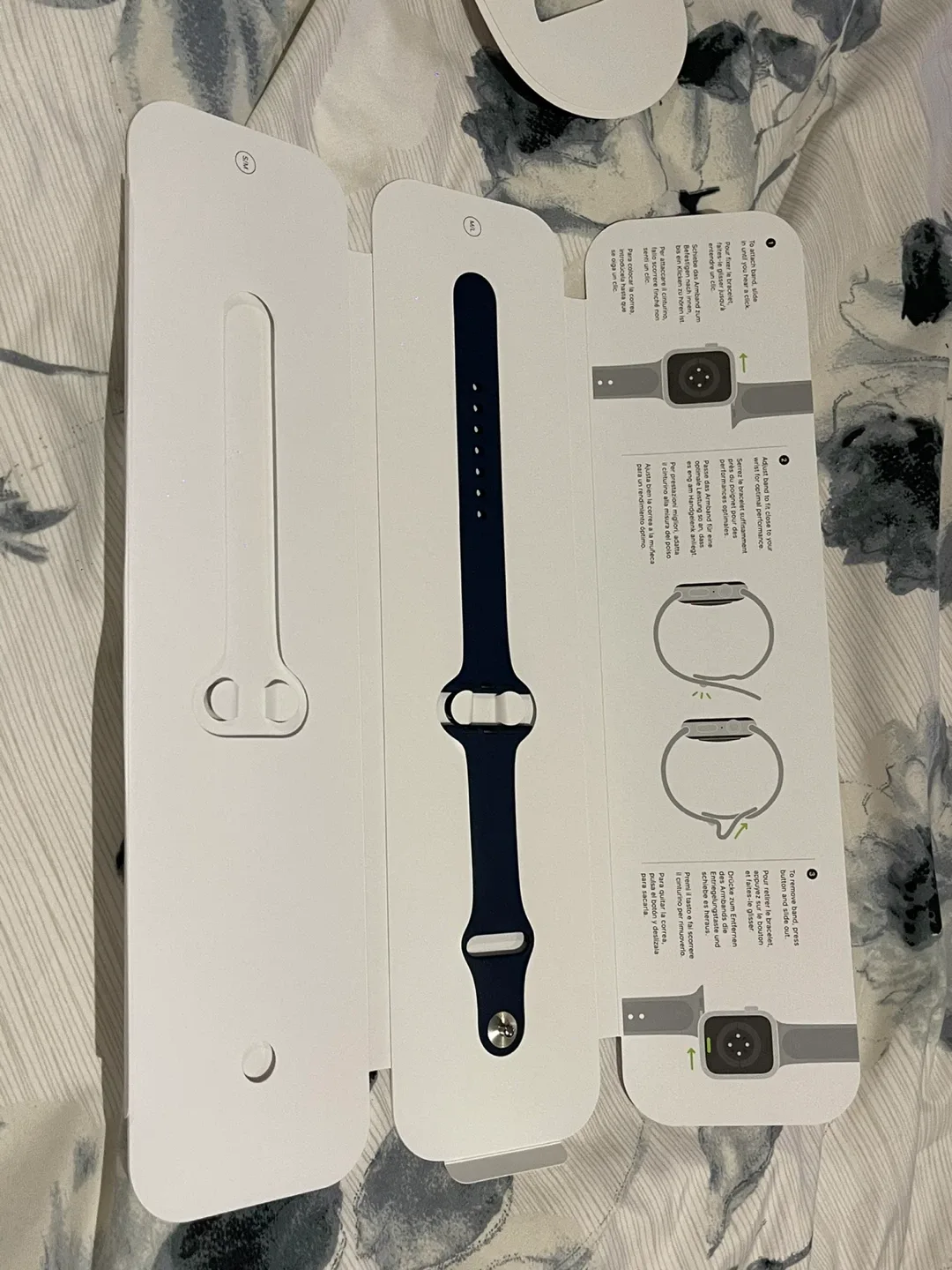 Apple Watch Series 6 40mm Blue - With Box and Charger 🥕 image indicator(3)