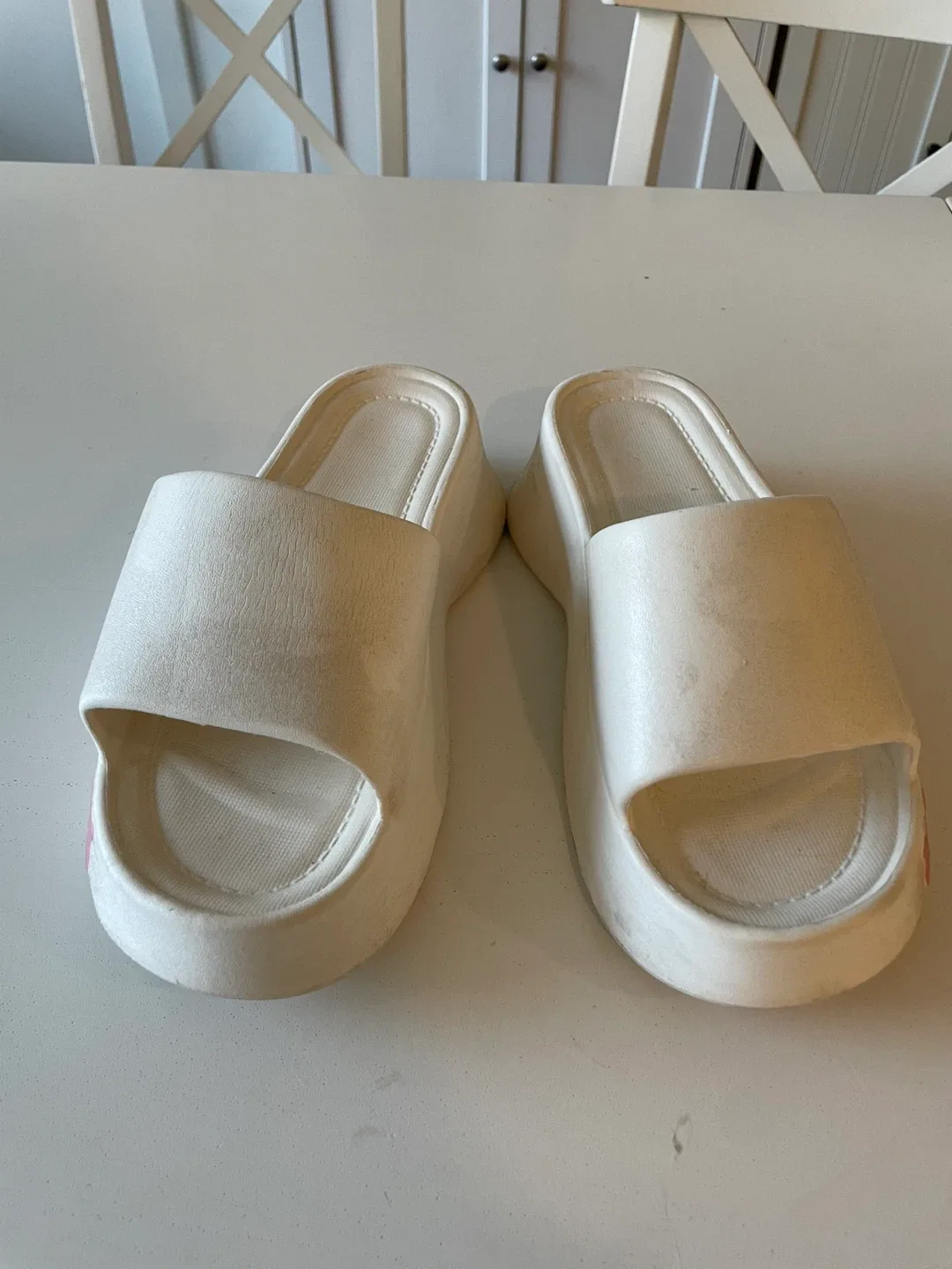 White sandals size 7.5 image indicator(3)