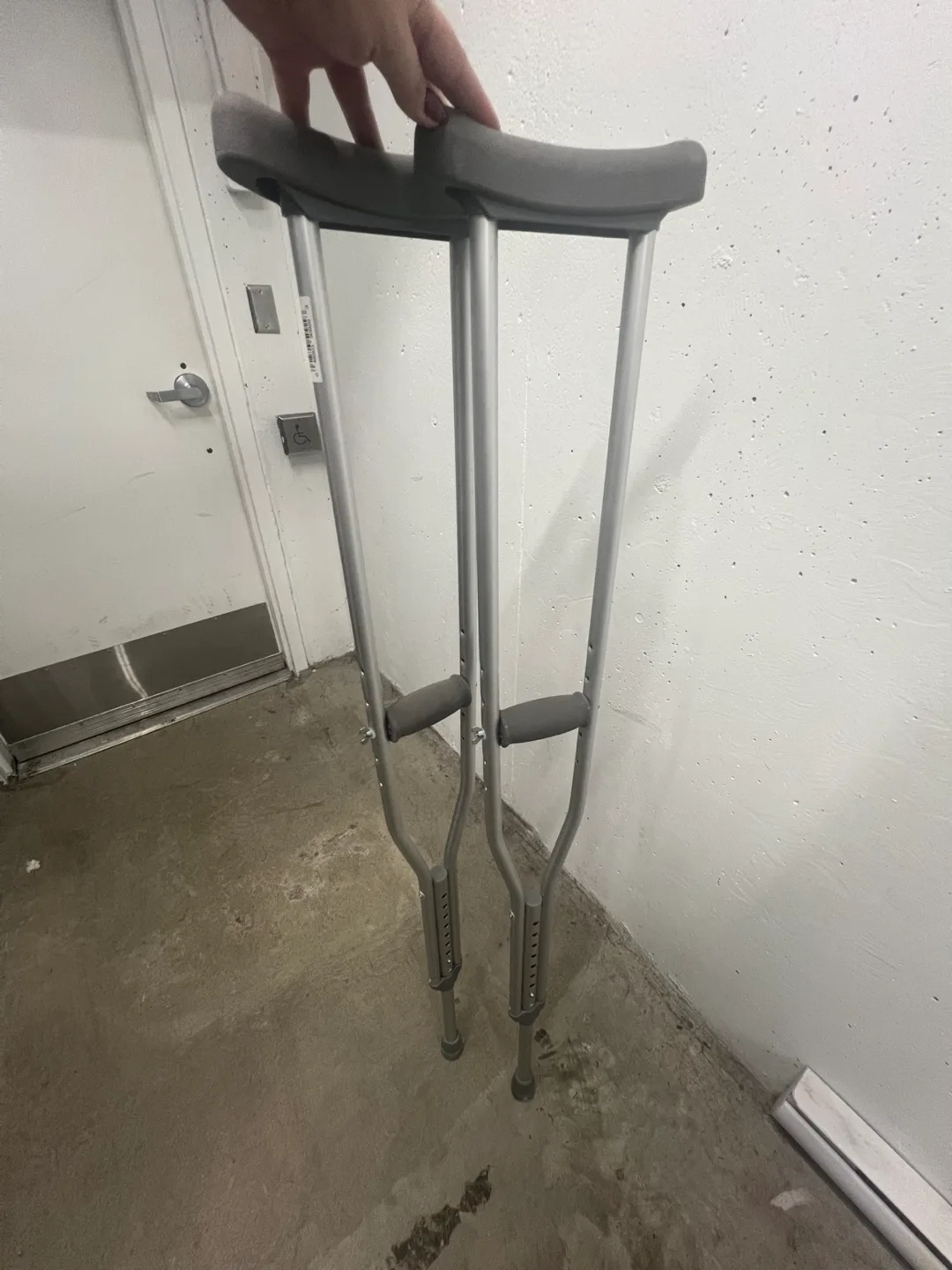 Adjustable Aluminum Crutches image indicator(2)