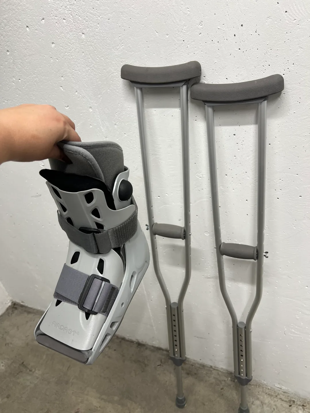 Adjustable Aluminum Crutches image indicator(3)