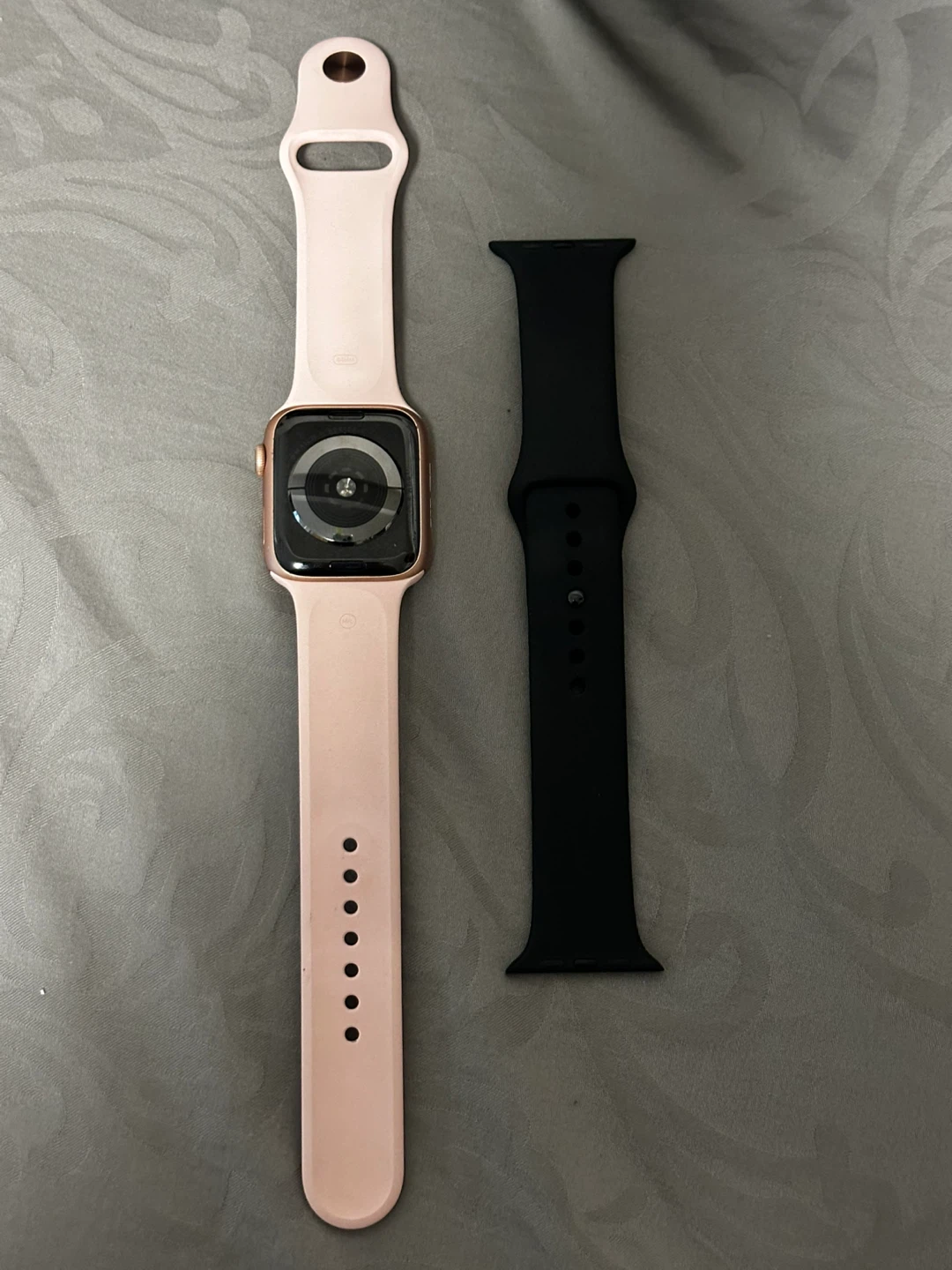 Apple watch series 4 - 44mm in rose gold - photo 2