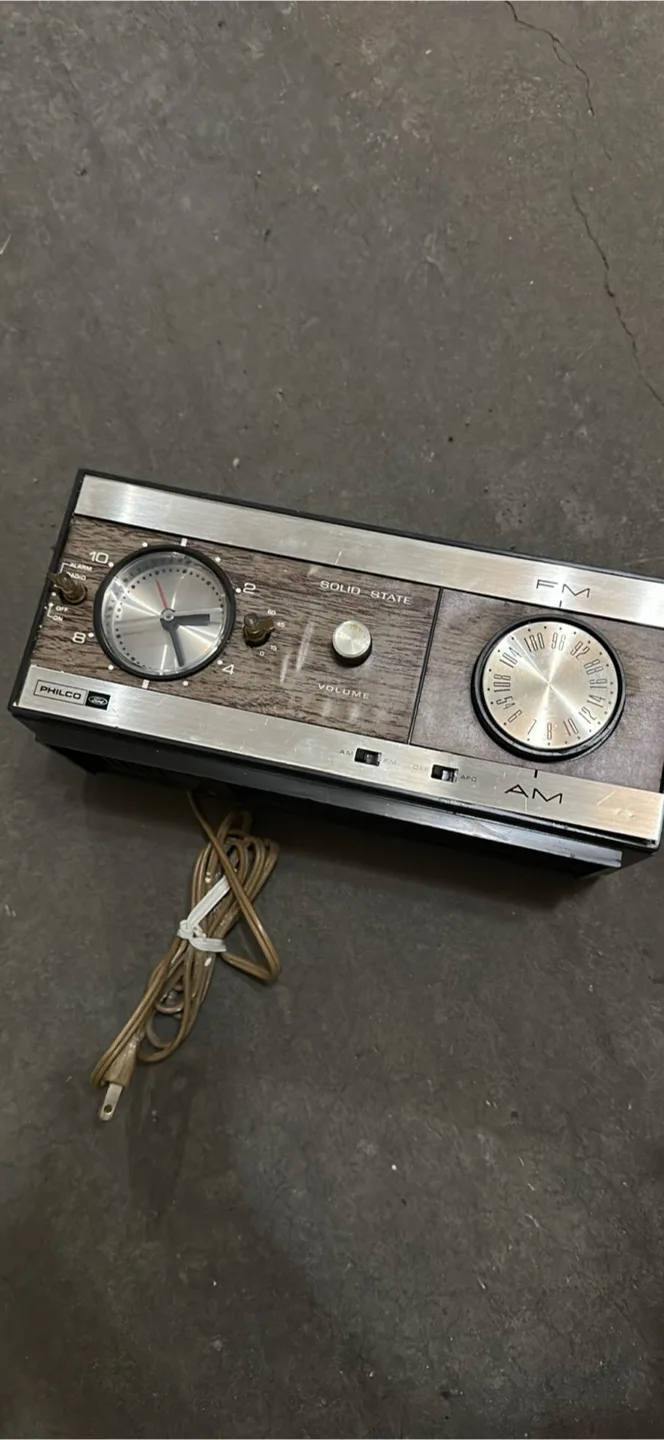 Vintage Philco Solid State AM/FM Clock Radio thumbnail