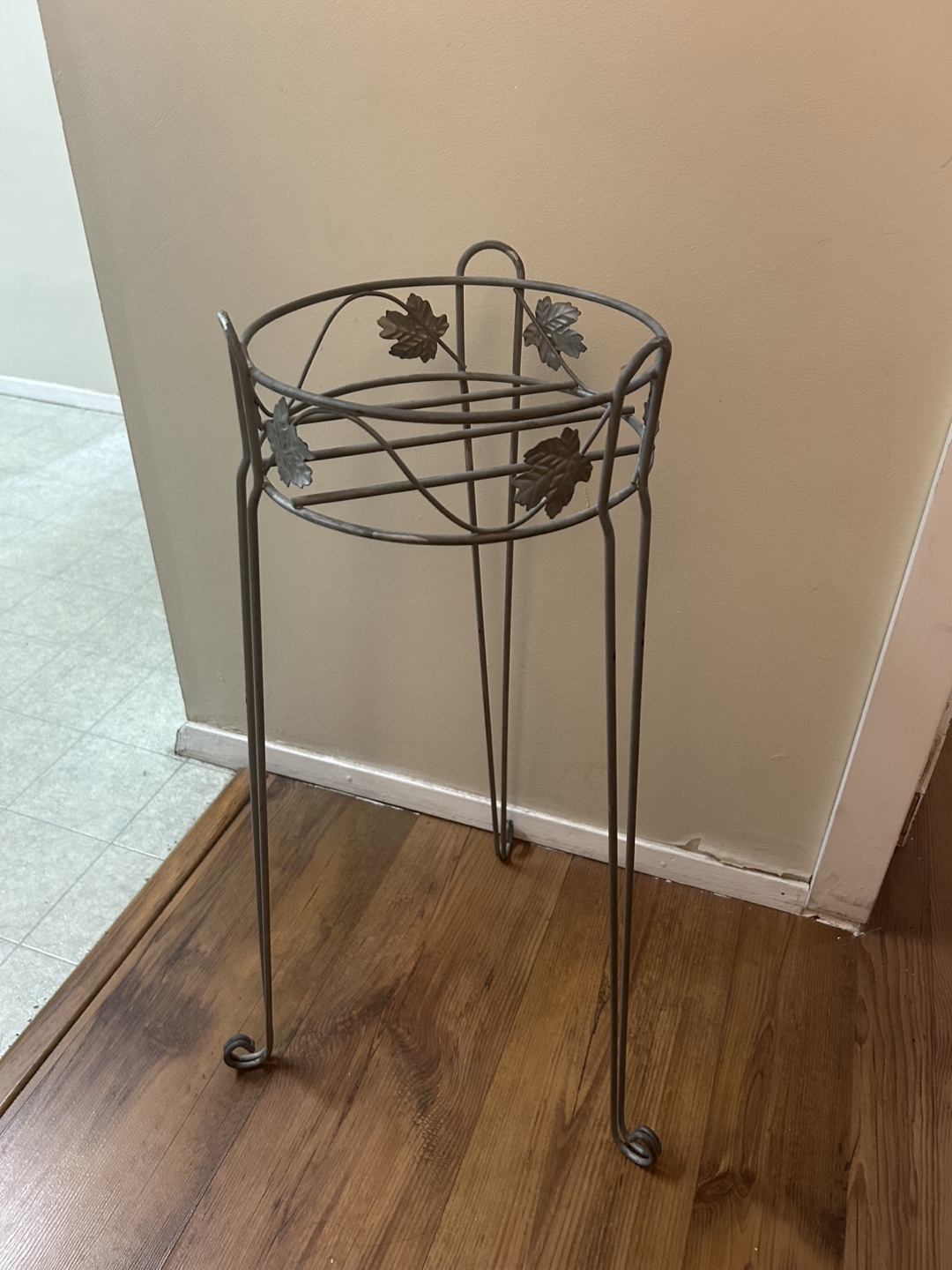 Metal Plant Stand with Leaf Design