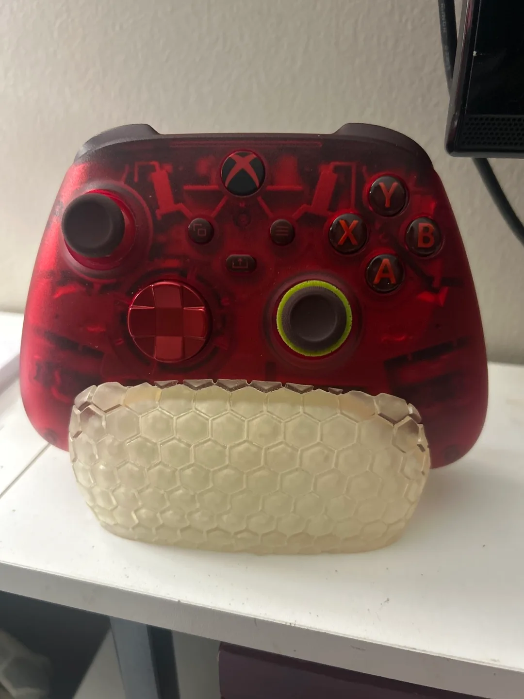 Controller Stand - Honeycomb Pattern image indicator(2)