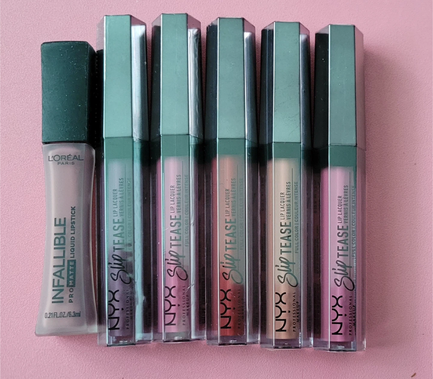 Lot de rouges à lèvres NYX Slip Tease et L'Oréal