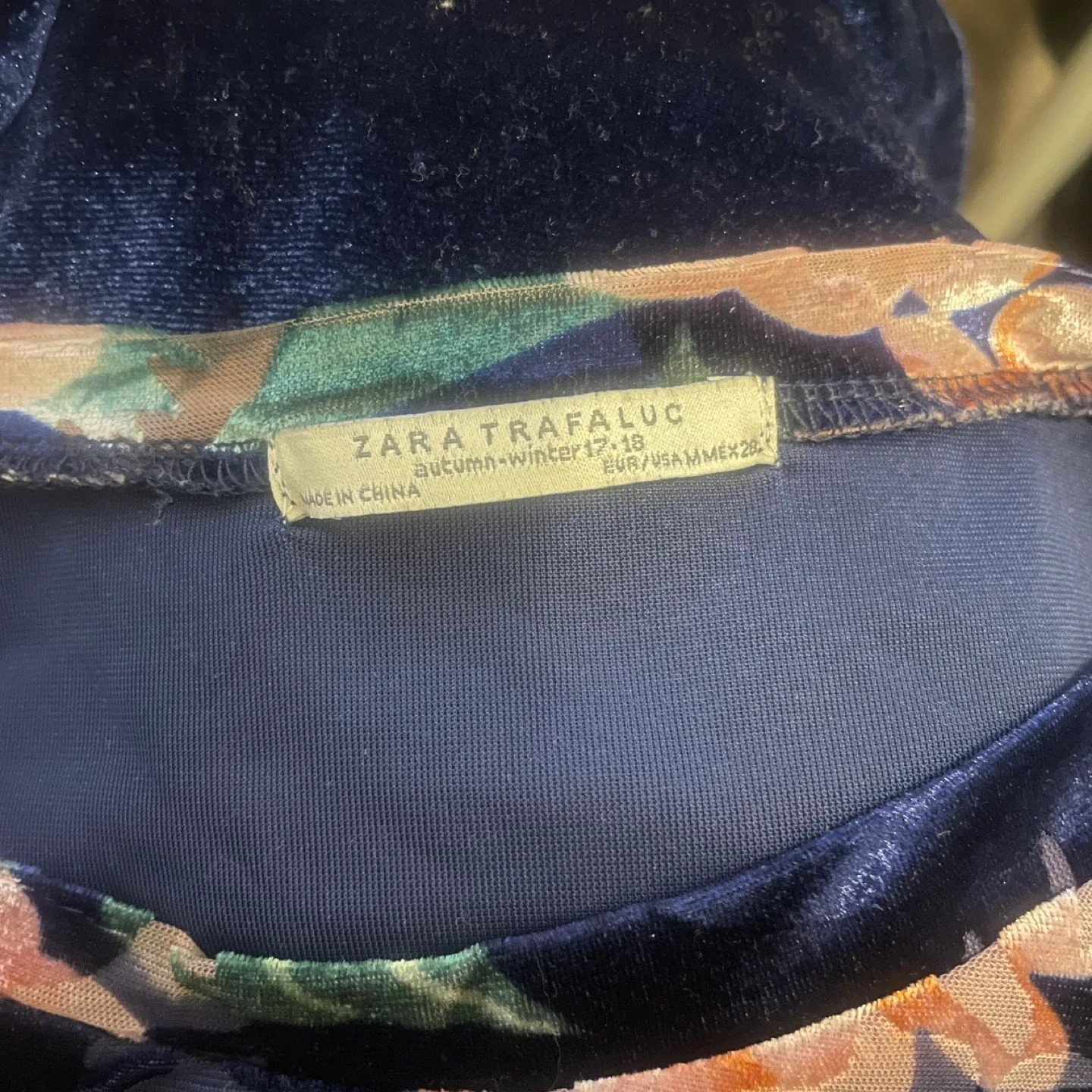 Zara Velvet Floral T-shirt Blouse Size Medium image indicator(4)