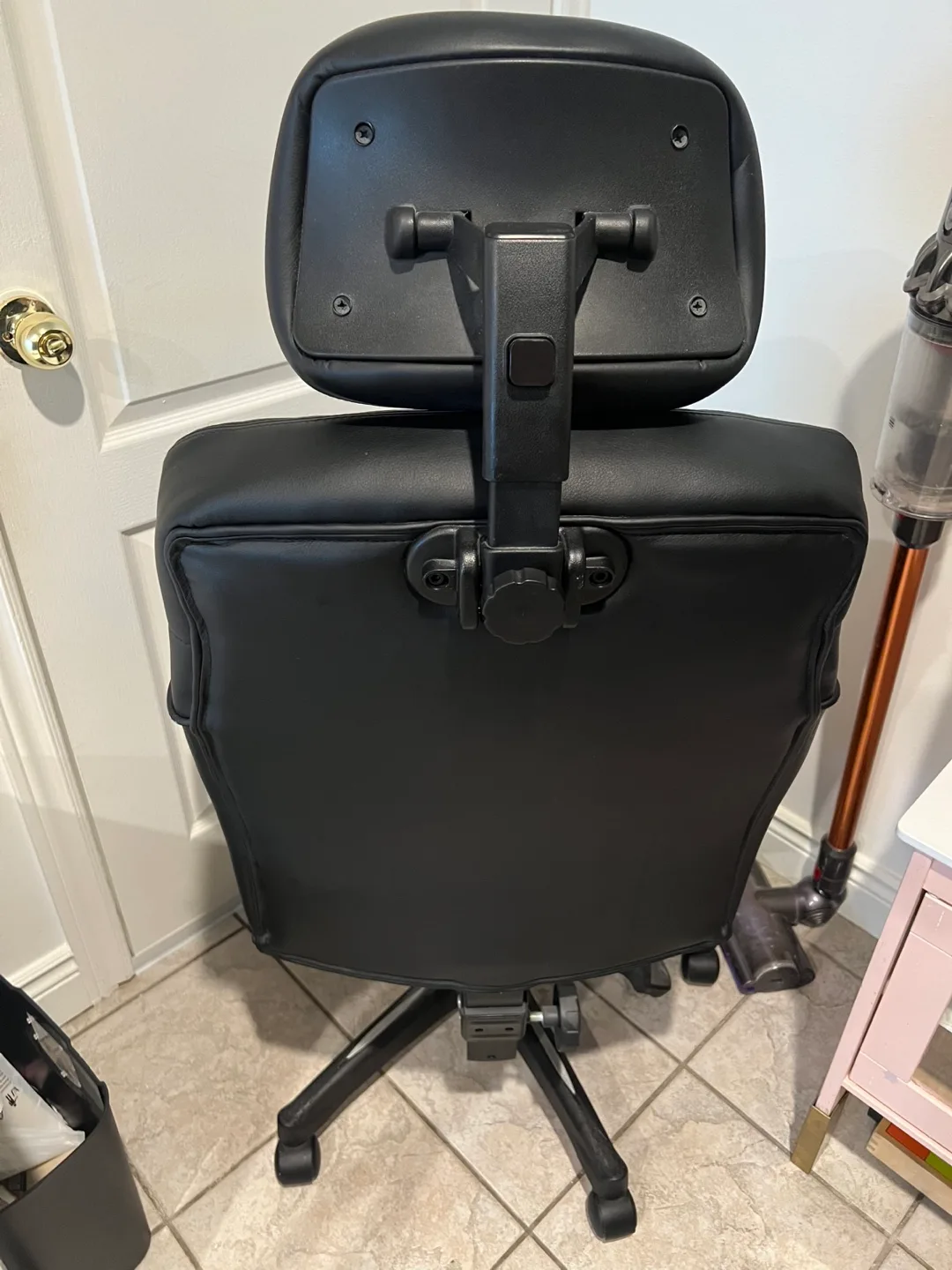 Black Executive leather Office Chair - Worn image indicator(2)