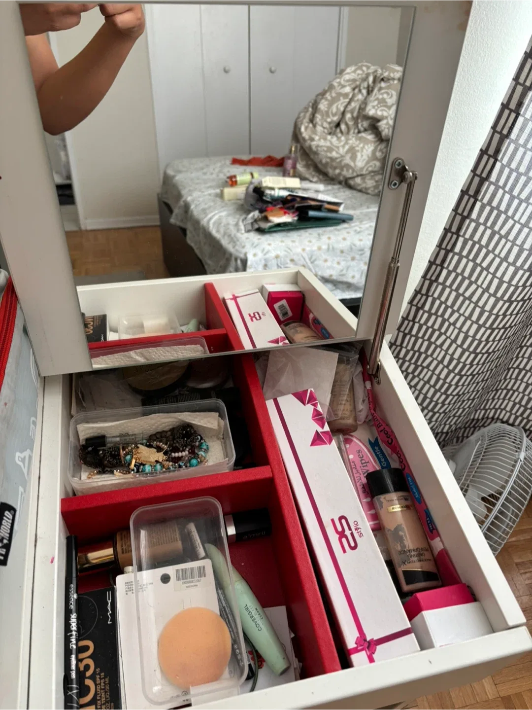 IKEA BRIMNES White Vanity Dressing Table image indicator(4)