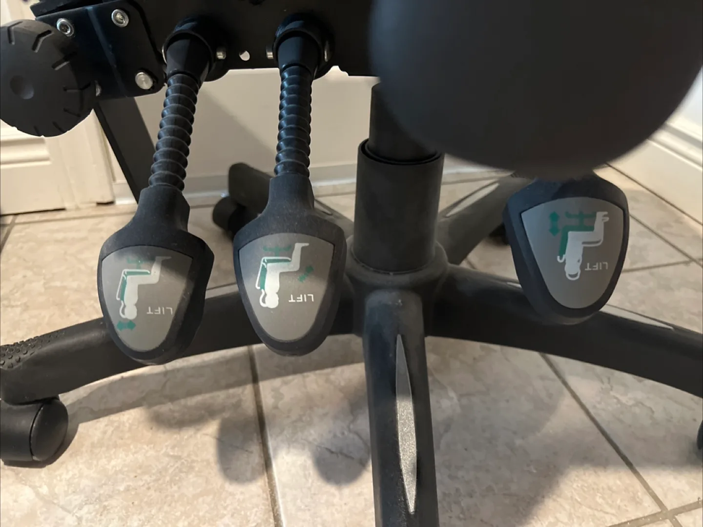 Black Executive leather Office Chair - Worn image indicator(3)