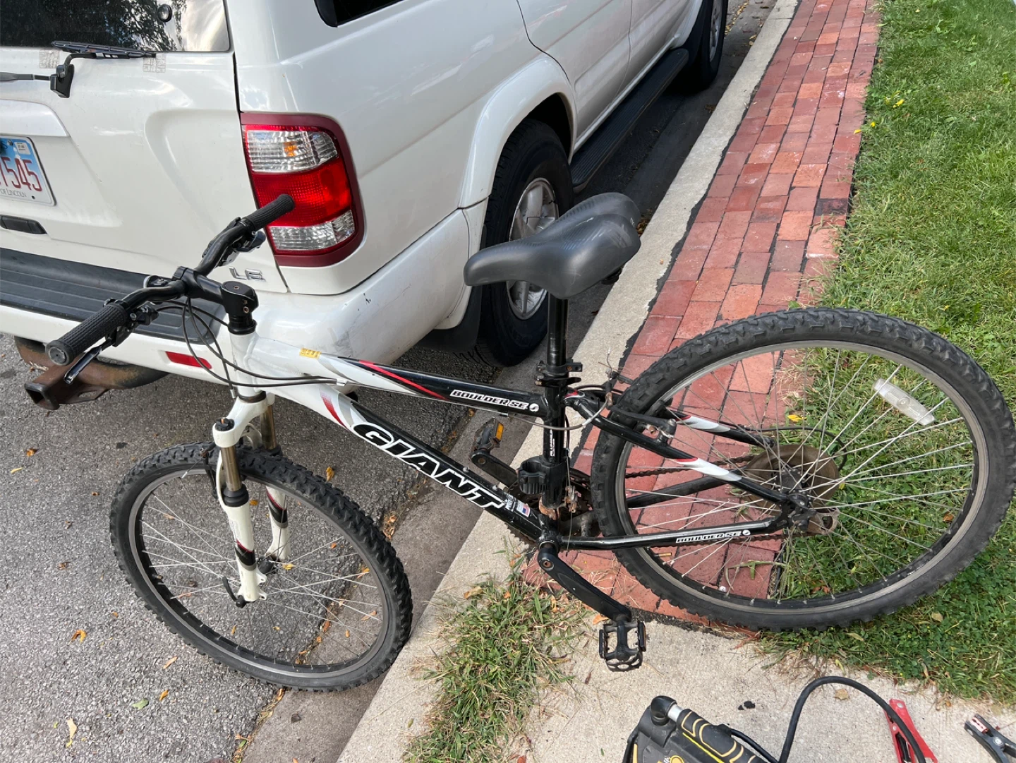 Giant Boulder SE Mountain Bike - photo 2